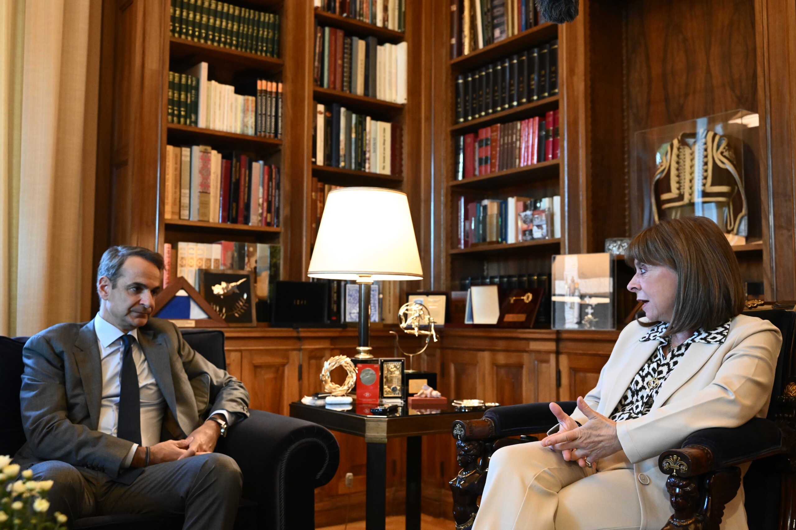 Συνάντηση Μητσοτάκη με Σακελλαροπούλου στο Προεδρικό Μέγαρο – «Ανησυχούμε για την κλιμάκωση στην Μέση Ανατολή»