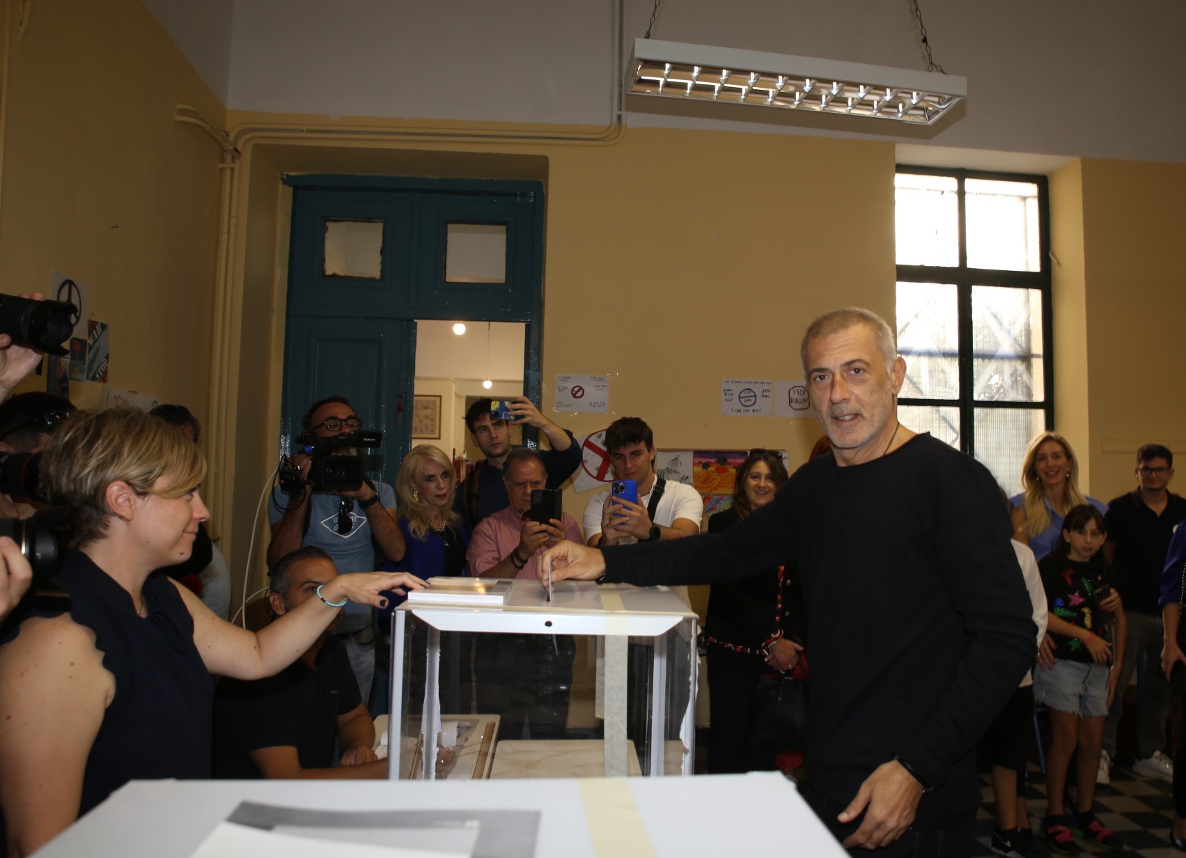 Δημοτικές εκλογές 2023 – Δήμος Πειραιά: Ο Γιάννης Μώραλης ψήφισε στο 10ο Γυμνάσιο