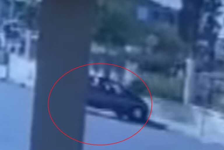 Βίντεο ντοκουμέντο με αυτοκίνητο να γκρεμίζει με την όπισθεν την περίφραξη του νοσοκομείου στο Μεσολόγγι