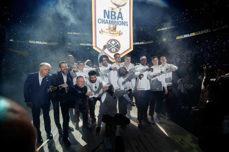 Ντένβερ Νάγκετς: Απονομή μέσα σε αποθέωση για τον Νίκολα Γιόκιτς και τους πρωταθλητές του NBA