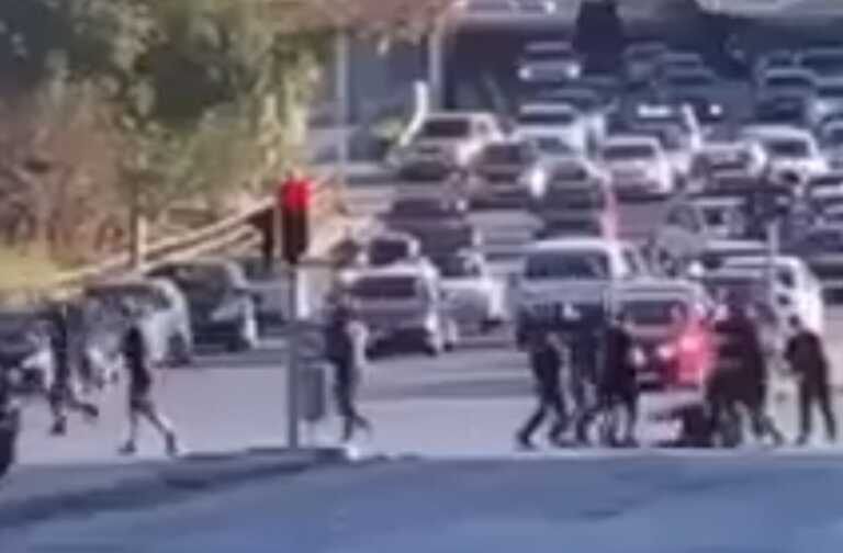 Βίντεο ντοκουμέντο από το οπαδικό επεισόδιο στη Θεσσαλονίκη - Οδηγοί περίμεναν να τελειώσουν οι χούλιγκαν