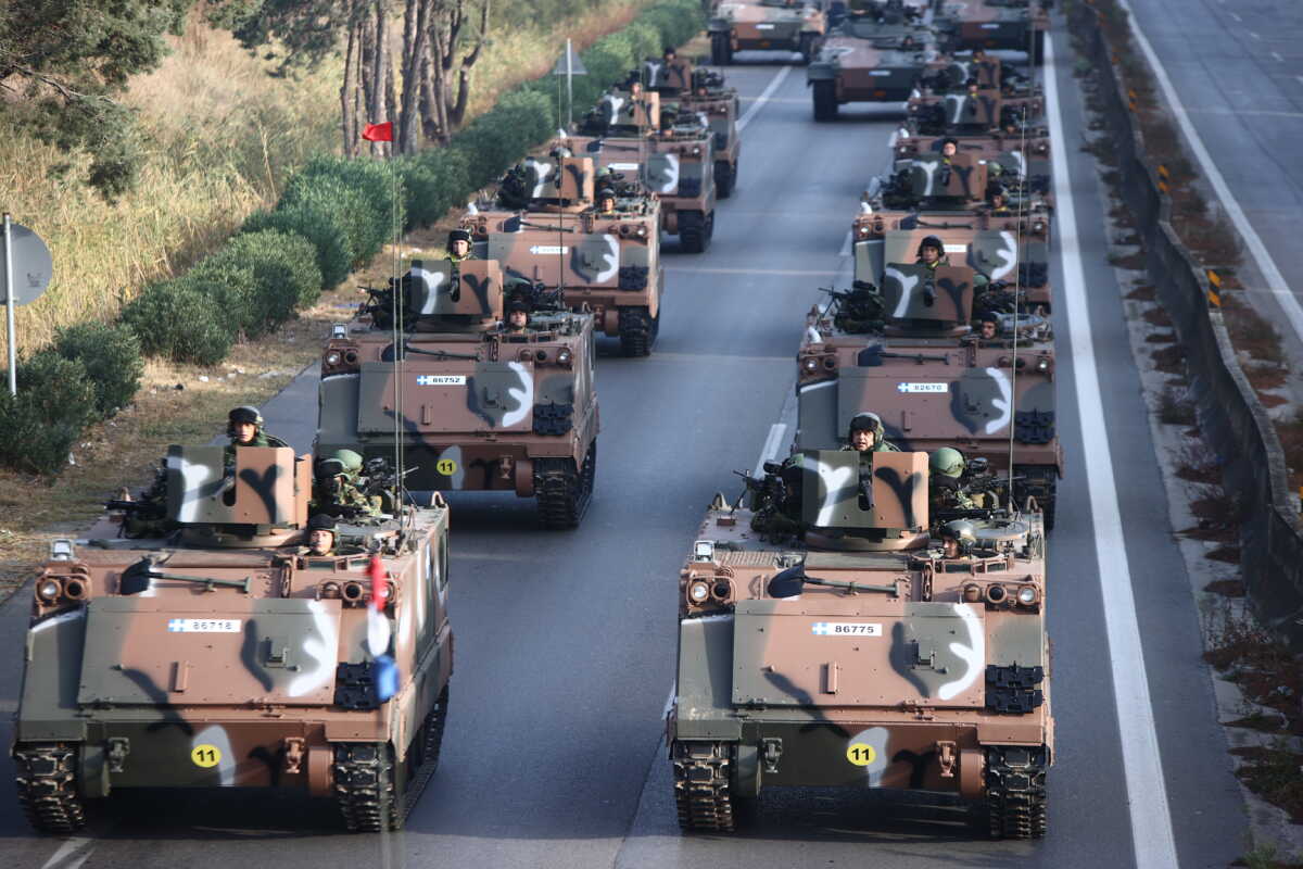 Δοκιμαστική παρέλαση μηχανοκίνητων τμημάτων, ενόψει της στρατιωτικής παρέλασης για τον εορτασμό της 28ης Οκτωβρίου στη Θεσσαλονίκη, Τρίτη 24 Οκτωβρίου 2023. 
(ΡΑΦΑΗΛ ΓΕΩΡΓΙΑΔΗΣ