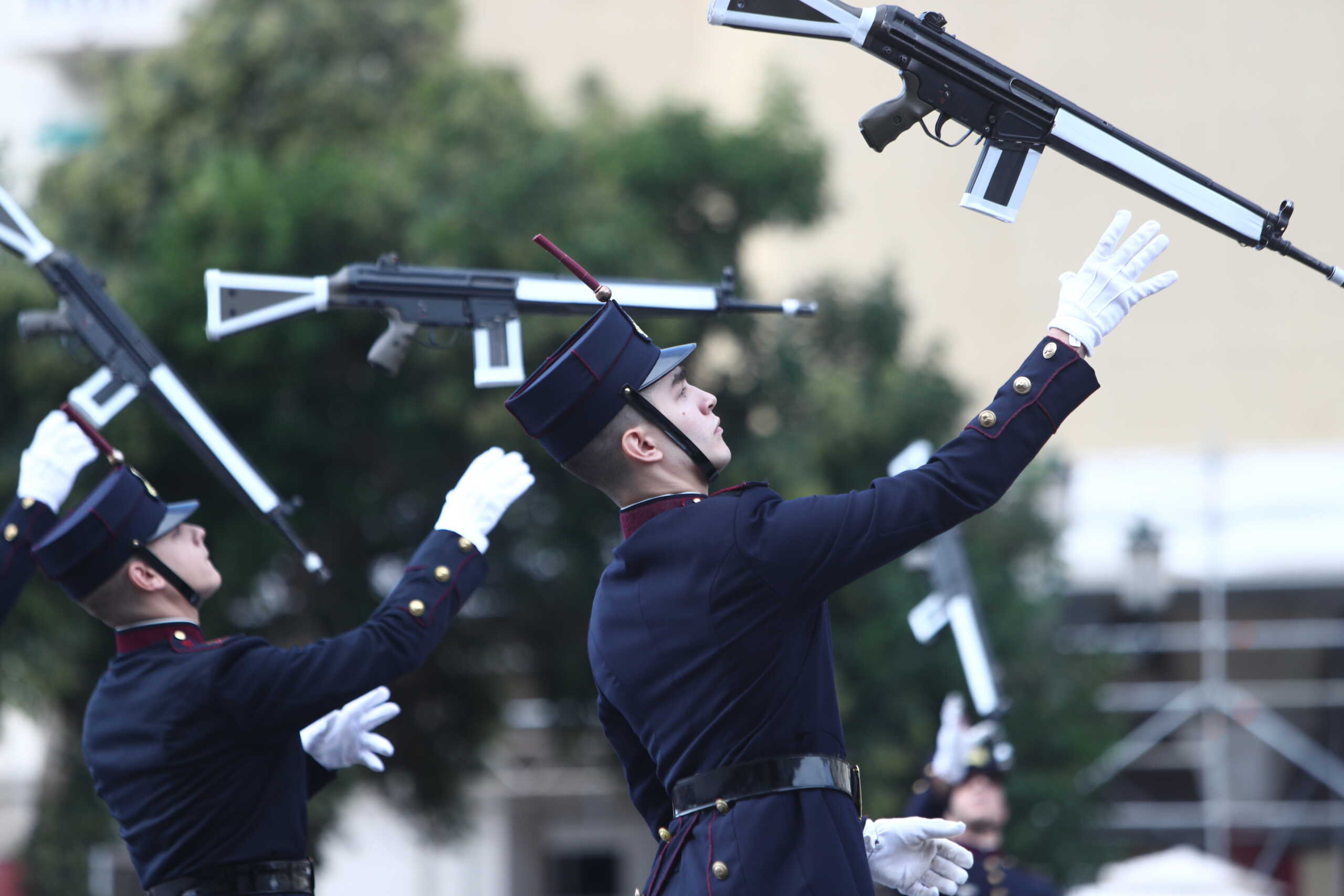 Θεσσαλονίκη: Εντυπωσιακή επίδειξη με όπλα από σπουδαστές τις ΣΣΑΣ και το «Phantom of the Opera» από την μπάντα της Πολεμικής Αεροπορίας