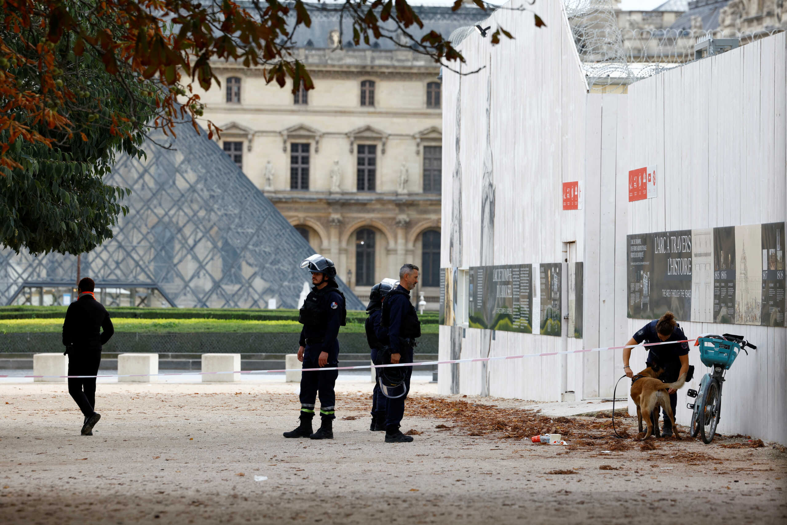Μπαράζ απειλών για βόμβα στη Γαλλία – Εκκενώθηκαν Λούβρο, Βερσαλλίες και σιδηροδρομικός σταθμός