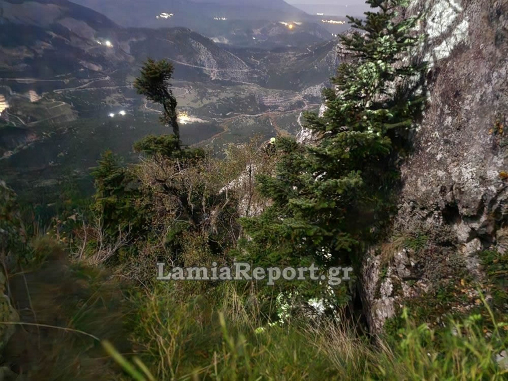 Παρνασσός: Δραματική και πολύωρη επιχείρηση διάσωσης νεαρού που βρέθηκε παγιδευμένος