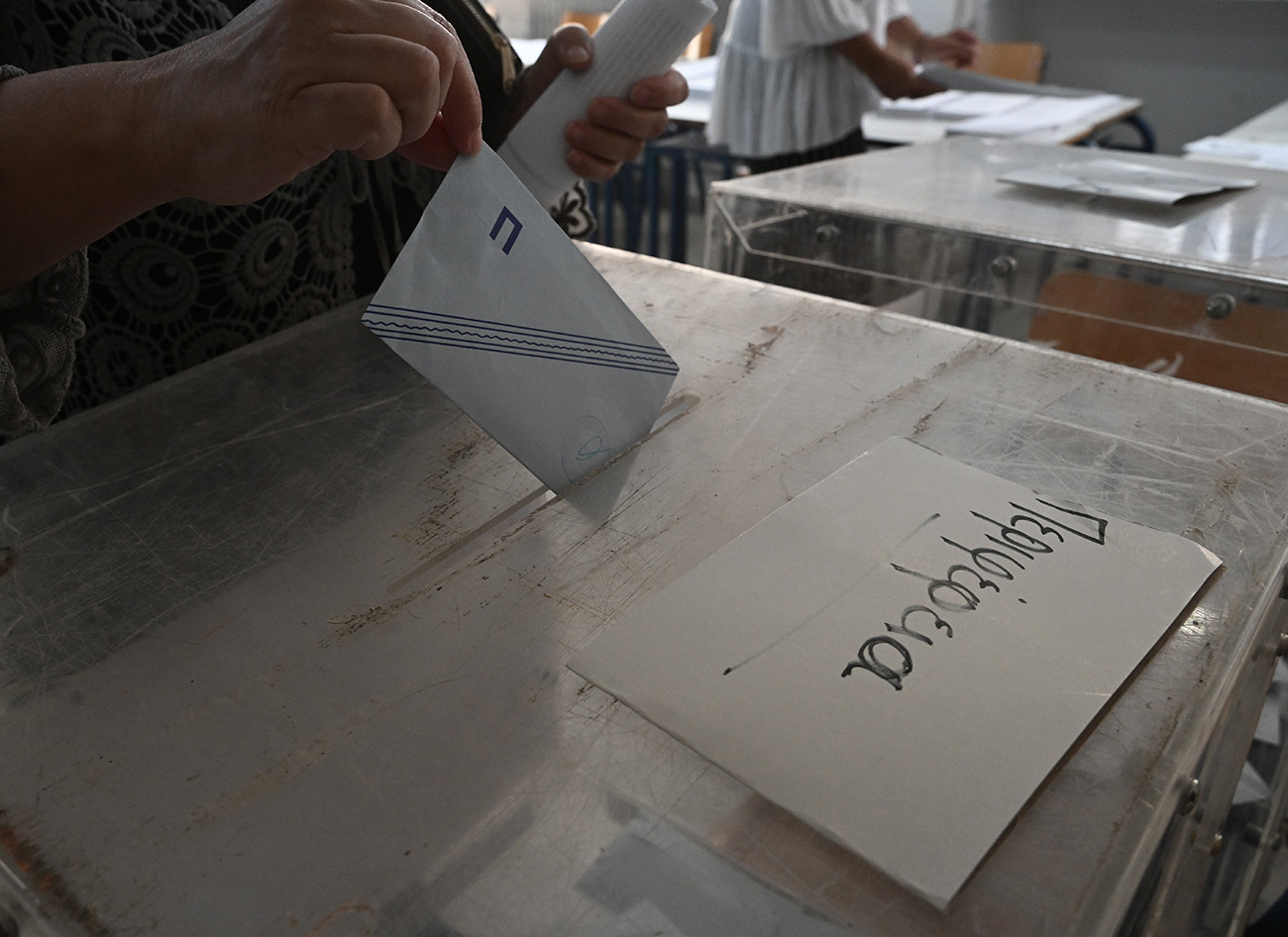 Στιγμιότυπο από την ψηφοφορία για τις δημοτικές και περιφερειακές εκλογές σε εκλογικό τμήμα του Βύρωνα Αττικής, Κυριακή 8 Οκτωβρίου 2023. 
(ΤΑΤΙΑΝΑ ΜΠΟΛΑΡΗ