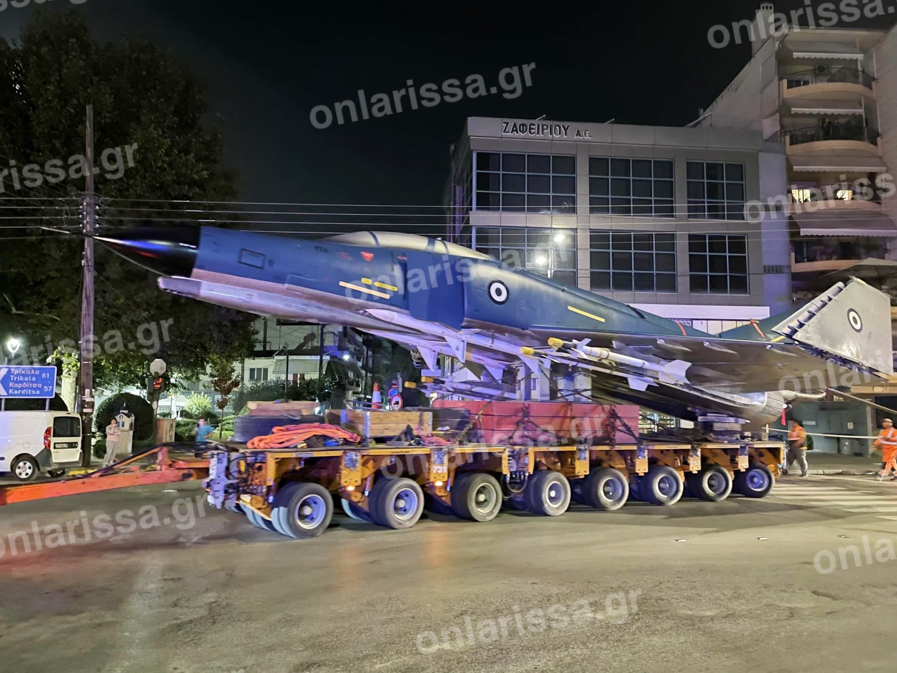 Λάρισα: Μαχητικό αεροσκάφος Φάντομ στους δρόμους της πόλης – Βίντεο και φωτογραφίες
