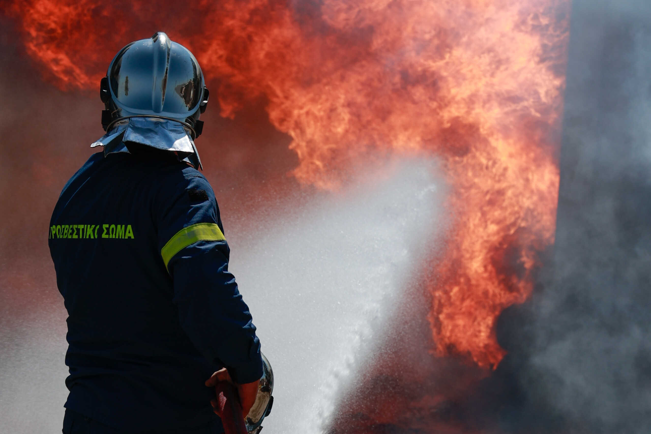 ΑΣΠΡΟΠΥΡΓΟΣ ΦΩΤΙΑ ΣΕ ΜΑΝΤΡΑ ΑΥΤΟΚΙΝΗΤΩΝ (ΓΙΩΡΓΟΣ ΚΟΝΤΑΡΙΝΗΣ
