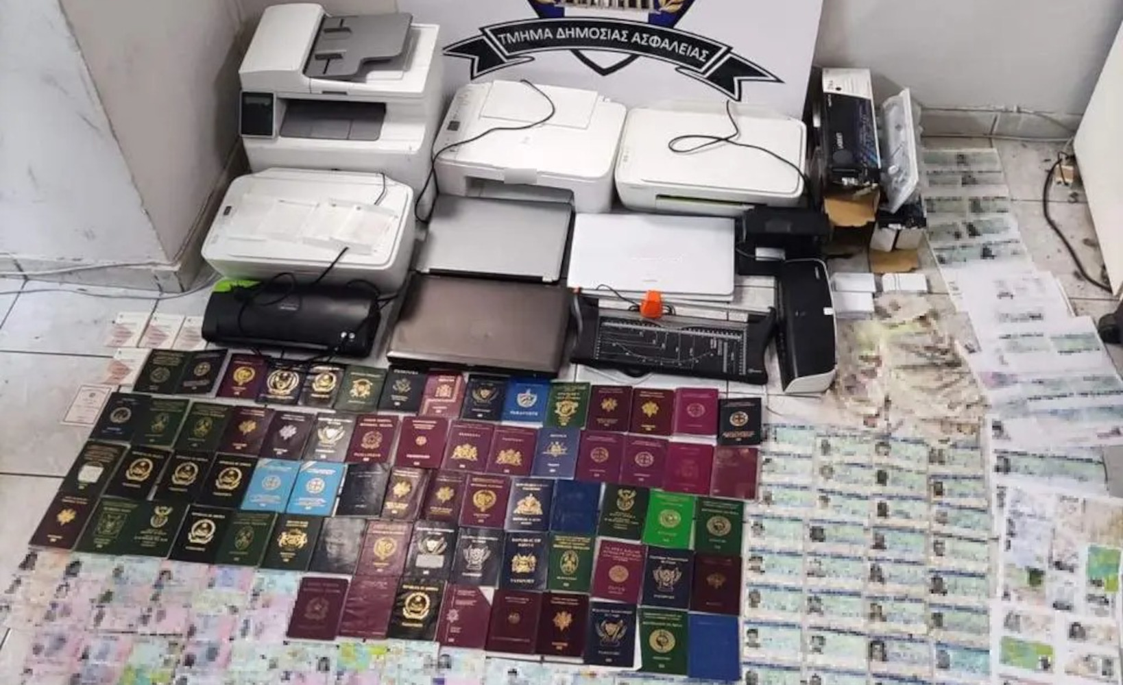 Κυψέλη: Βρέθηκε εργαστήριο πλαστών εγγράφων – Δεκάδες ταυτότητες, διαβατήρια, διπλώματα οδήγησης