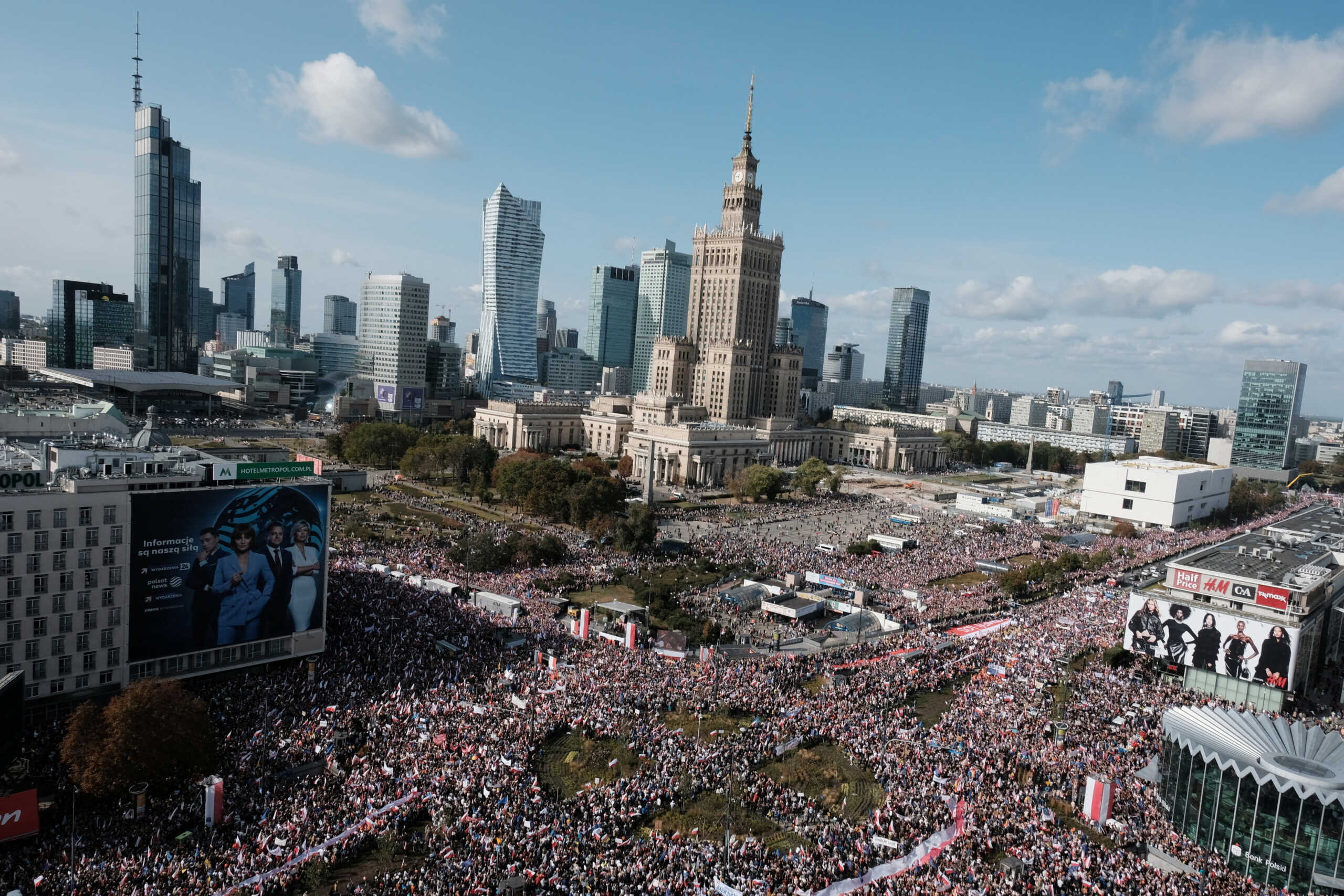 Πολωνία: Στους δρόμους της Βαρσοβίας ένα εκατομμύριο πολίτες στη διαδήλωση της φιλελεύθερης αντιπολίτευσης