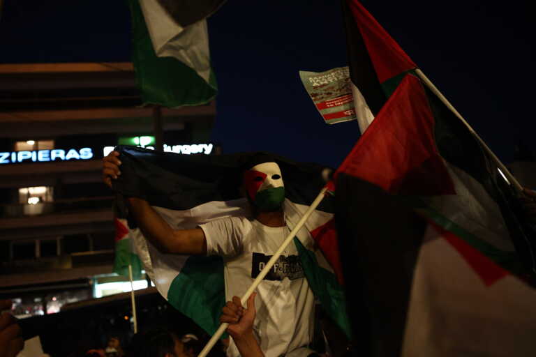 Πόλεμος στο Ισραήλ: Πορεία Παλαιστινίων προς την ισραηλινή πρεσβεία