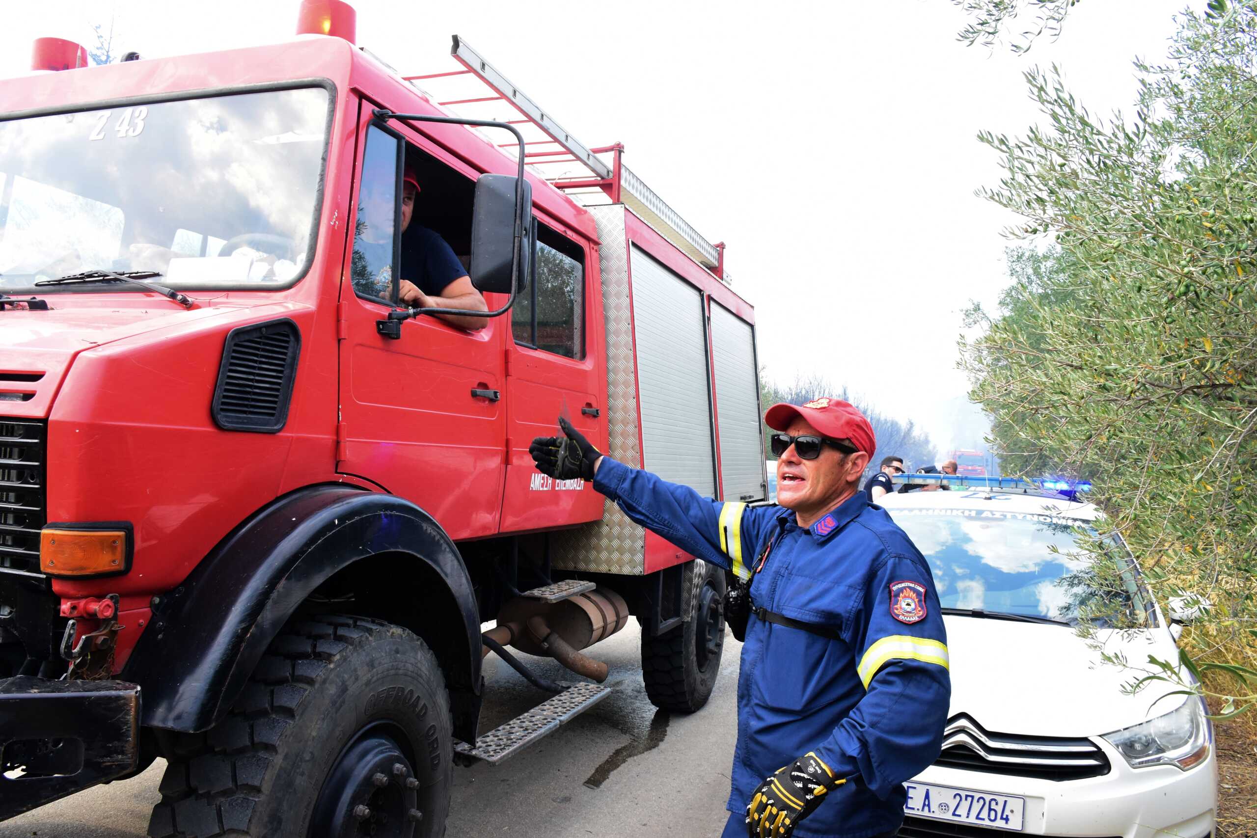 Ηράκλειο: Μεγάλη φωτιά σε αποθήκη απειλεί σπίτια στην περιοχή Κατσάμπας