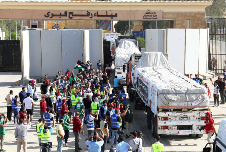 Άνοιξε για 20 φορτηγά ανθρωπιστικής βοήθειας και έκλεισε το πέρασμα της Ράφα - Τρόφιμα, φάρμακα αλλά όχι καύσιμα στη Γάζα