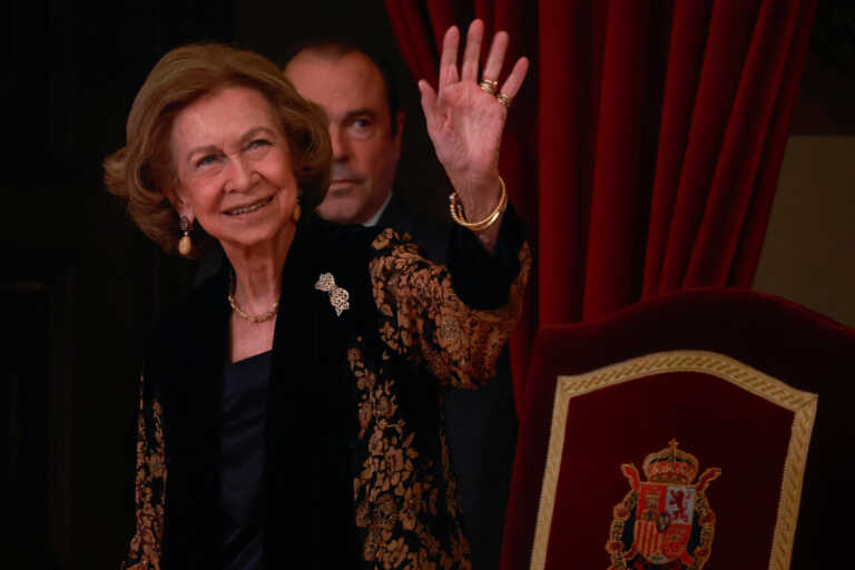 Η πρώην βασίλισσα Σοφία της Ισπανίας έχει καταρρακωθεί επειδή δεν κλήθηκε στην ορκωμοσία της εγγονής της