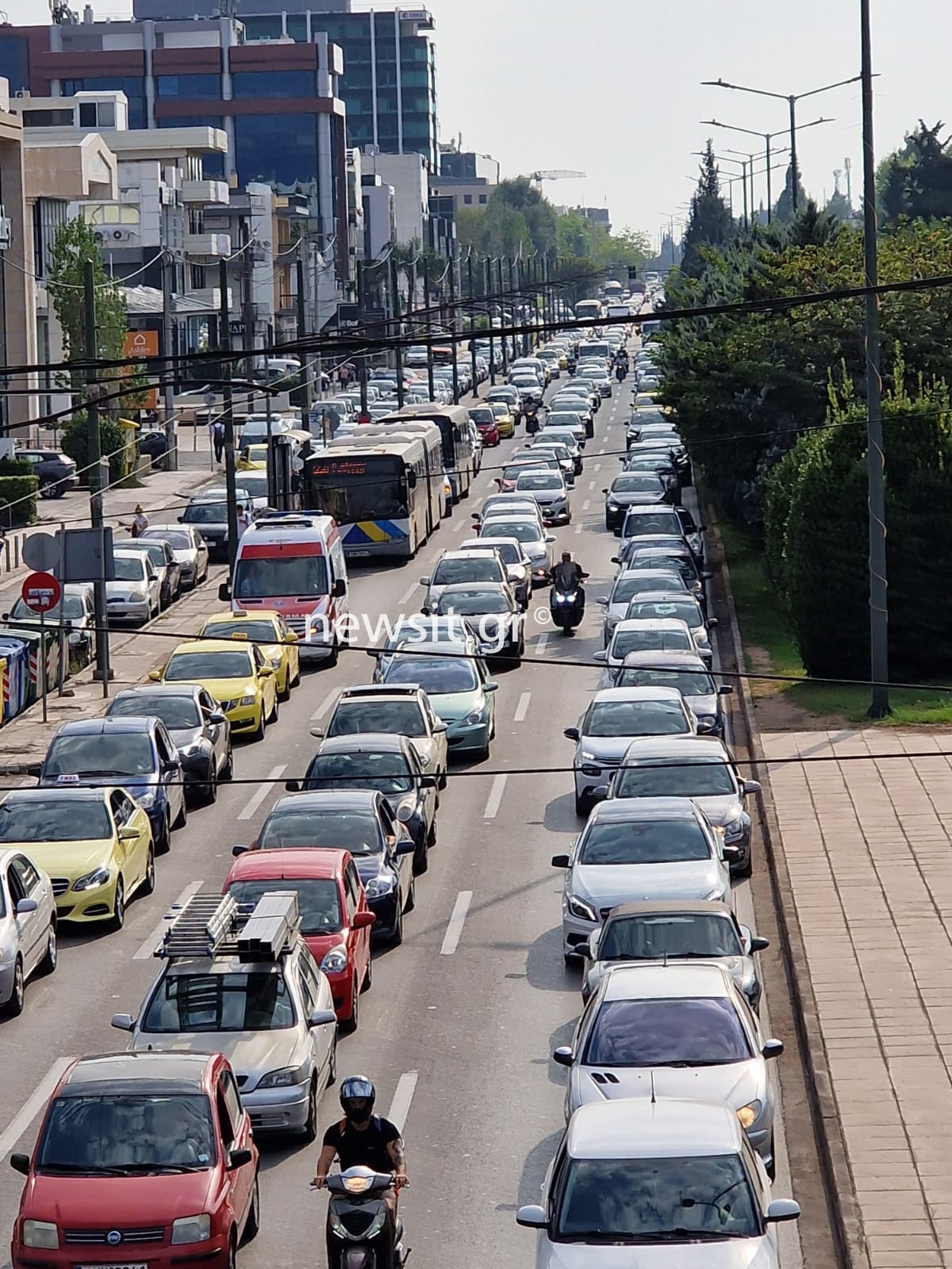 Тежка катастрофа в Кифисиас Сблъсък между две коли на пешеходен мост