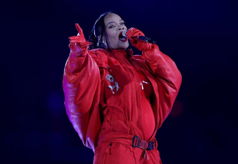 Ανάρπαστη η κατακόκκινη φόρμα που φορούσε η Rihanna στο Super Bowl