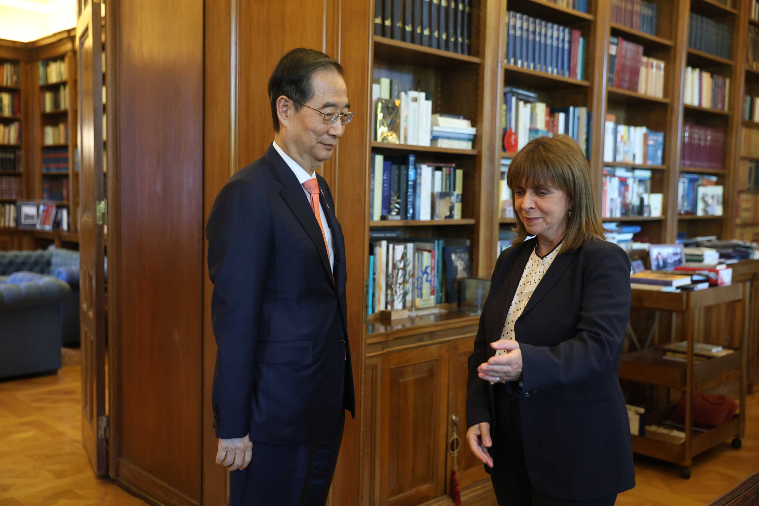 Οι ιστορικοί δεσμοί Ελλάδας – Κορέας στο επίκεντρο της συνάντησης της Κατερίνας Σακελλαροπούλου με τον πρωθυπουργό Χαν Ντουκ-Σου