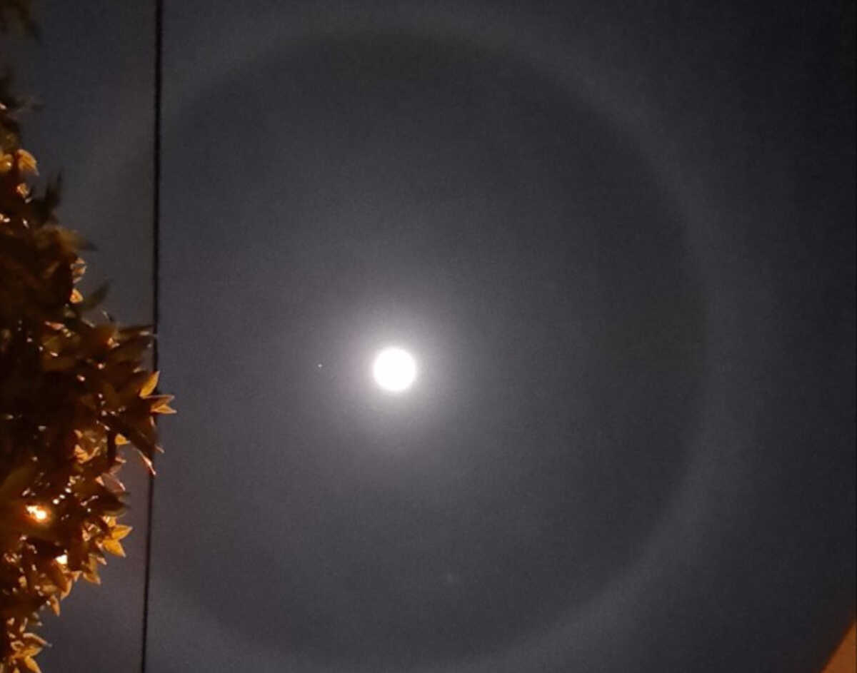 Πανσέληνος Οκτωβρίου: Μαγευτικές εικόνες από το «φεγγάρι του κυνηγού» με το τεράστιο «στεφάνι»