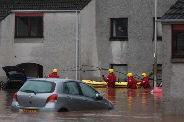 Παραμένει σε «κόκκινο συναγερμό» η Σκωτία για την καταιγίδα Μπάμπετ – Δύο νεκροί, μεγάλες πλημμύρες