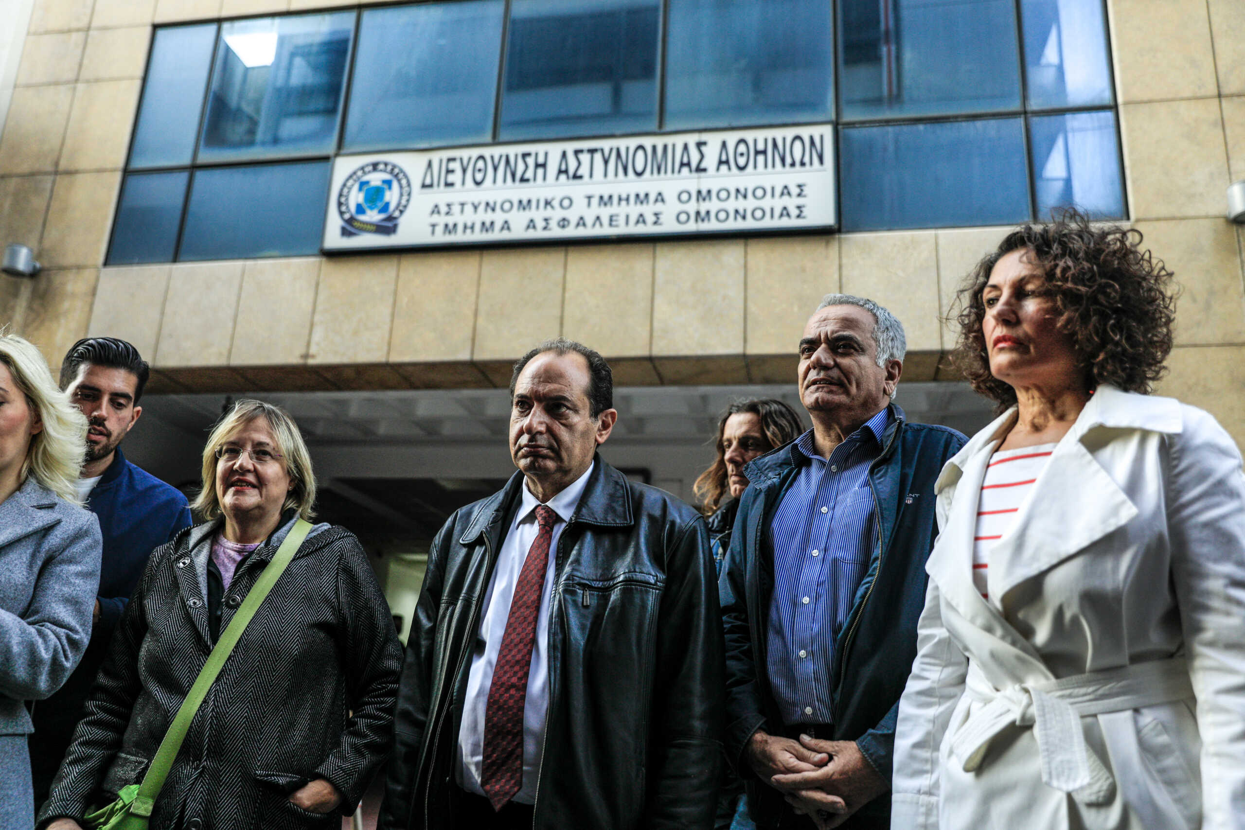 Παράσταση διαμαρτυρίας έξω από το Αστυνομικό Τμήμα Ομονοίας από το Τμήμα Δικαιωμάτων και τη Νομαρχιακή Α' Αθήνας του ΣΥΡΙΖΑ, Πέμπτη 20 Οκτωβρίου 2022.
(ΓΙΩΡΓΟΣ ΚΟΝΤΑΡΙΝΗΣ
(ΓΙΩΡΓΟΣ ΚΟΝΤΑΡΙΝΗΣ