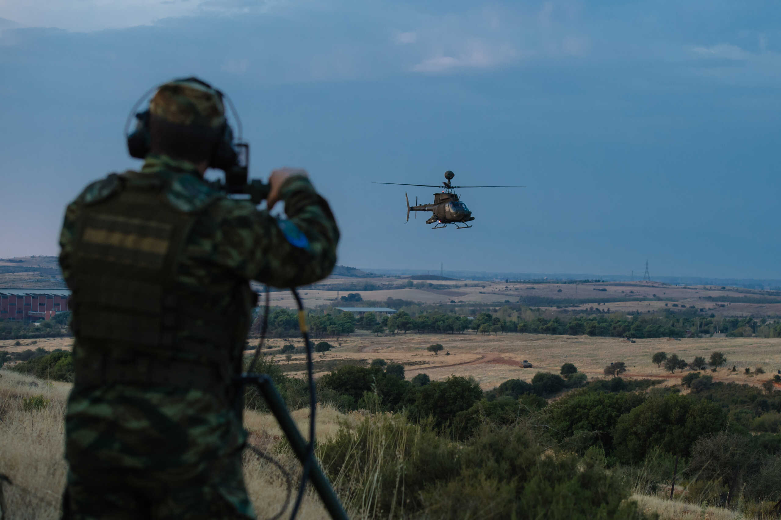 Την Τρίτη 3 Οκτωβρίου 2023 ολοκληρώθηκε η Εθνική Διακλαδική Άσκηση Μεγάλης Κλίμακας "ΠΑΡΜΕΝΙΩΝ - 23", η οποία διεξήχθη σε ολόκληρη την Περιοχή Ευθύνης του Αρχηγού ΓΕΕΘΑ από την Τετάρτη 27 Σεπτεμβρίου 2023, με την καθολική συμμετοχή μέσων και προσωπικού των τριών Κλάδων των Ενόπλων Δυνάμεων, της Διοίκησης Ειδικού Πολέμου (ΔΕΠ) του ΓΕΕΘΑ, καθώς και των Σωμάτων Ασφαλείας και φορέων του Πολιτικού Τομέα. Κατά την διεξαγωγή της "ΠΑΡΜΕΝΙΩΝ - 23", η οποία σχεδιάστηκε και εκτελέστηκε υπό την διεύθυνση του ΓΕΕΘΑ, δόθηκε έμφαση στην εξάσκηση του προσωπικού στην άμεση επέμβαση για ταχεία και αποφασιστική αντιμετώπιση καταστάσεων σε όλες τις διαστάσεις του σύγχρονου πεδίου μάχης, σε ένα περιβάλλον έντονων μεταναστευτικών ροών, εκδήλωσης καταστάσεων υβριδικών απειλών
(ΓΕΕΘΑ
