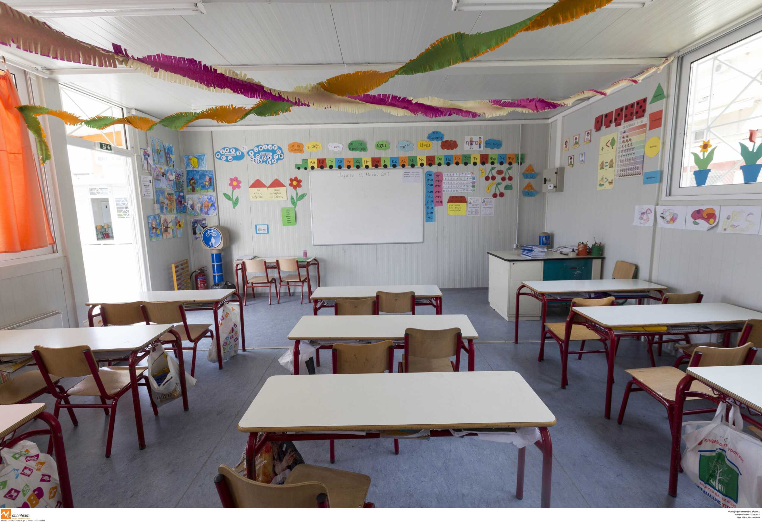 Αχαΐα: Μαθήματα κάτω από κουνάβια για παιδιά Δημοτικού σε σχολείο της Λακκόπετρας