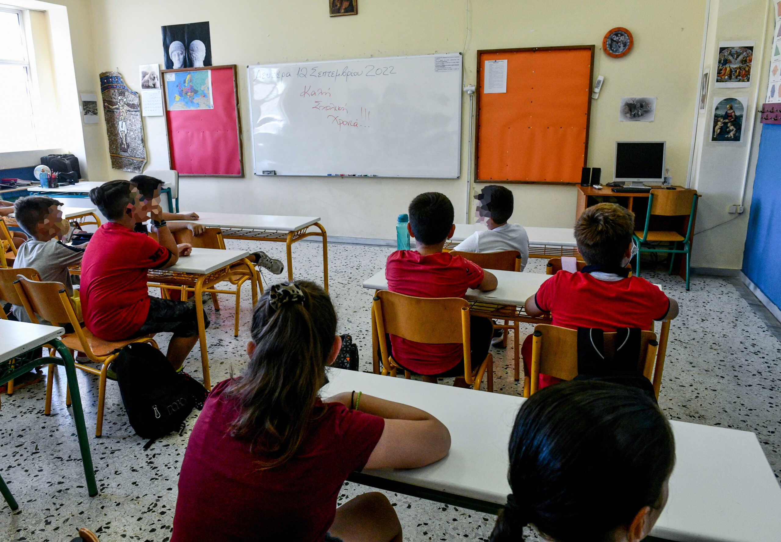 Με τον αγιασμό ξεκίνησε σήμερα σε όλα τα σχολεία της χώρας η νέα σχολική χρονιά. Στιγμιότυπα από το 2ο Δημοτικό σχολείο Δραπετσώνας, Δευτέρα 12 Σεπτεμβρίου 2022 *ΠΡΟΣΟΧΗ: ΣΤΙΣ ΣΥΓΚΕΚΡΙΜΕΝΕΣ ΣΧΟΛΙΚΕΣ ΑΙΘΟΥΣΕΣ ΕΧΕΙ ΛΗΦΘΕΙ Η ΣΥΝΑΙΝΕΣΗ ΤΩΝ ΓΟΝΕΩΝ ΠΡΟΚΕΙΜΕΝΟΥ ΝΑ ΓΙΝΕΙ ΛΗΨΗ ΤΩΝ ΠΑΙΔΙΩΝ* (ΤΑΤΙΑΝΑ ΜΠΟΛΑΡΗ