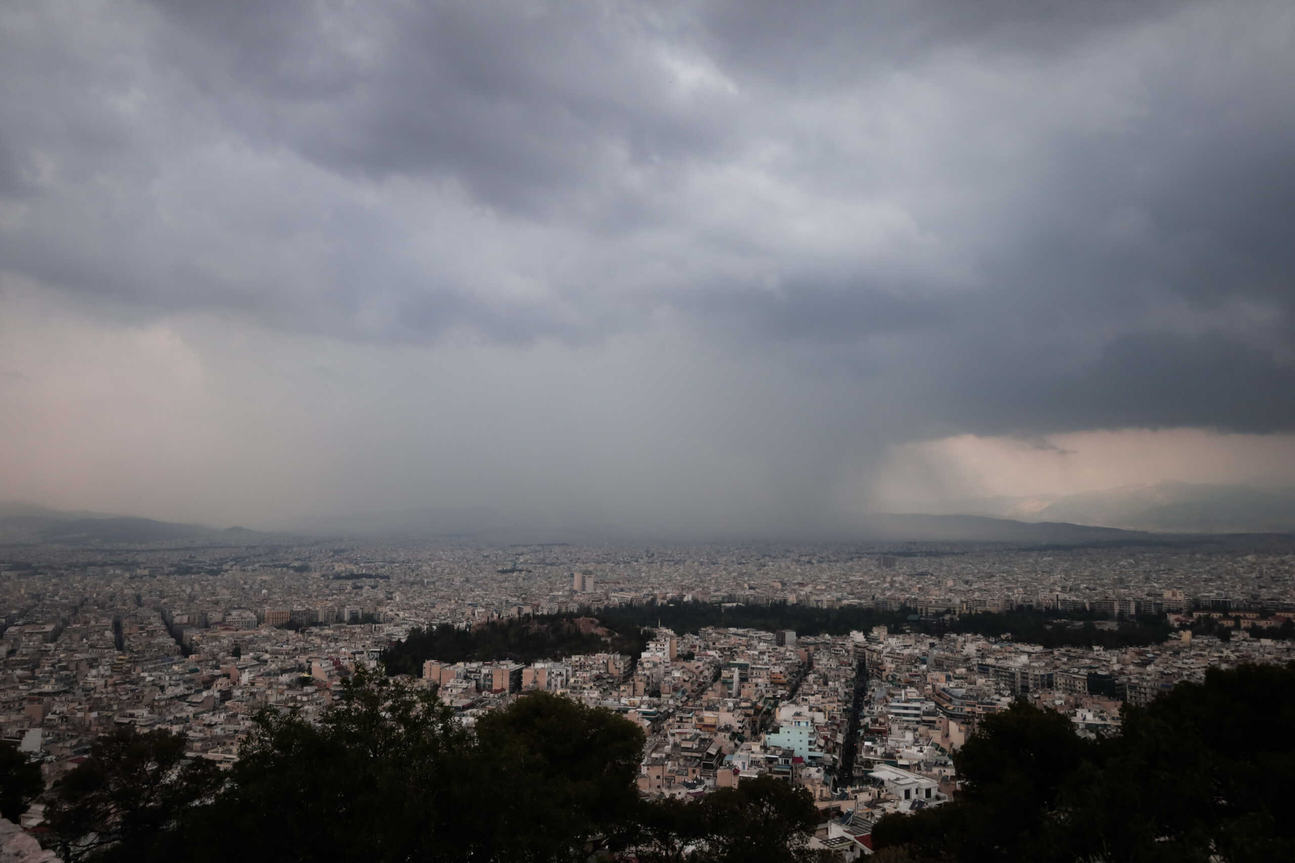 Σύννεφα στον ουρανό πάνω από την πόλη των Αθηνων(ΚΩΣΤΑΣ ΤΖΟΥΜΑΣ
