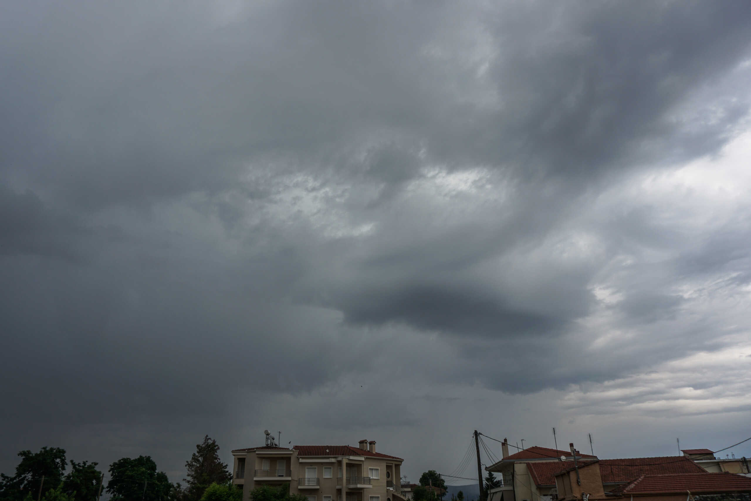 Καταιγίδα στην πόλη των Τρικάλων το απόγευμα της Κυριακής 11 Ιουνίου 2023.
(ΘΑΝΑΣΗΣ ΚΑΛΛΙΑΡΑΣ