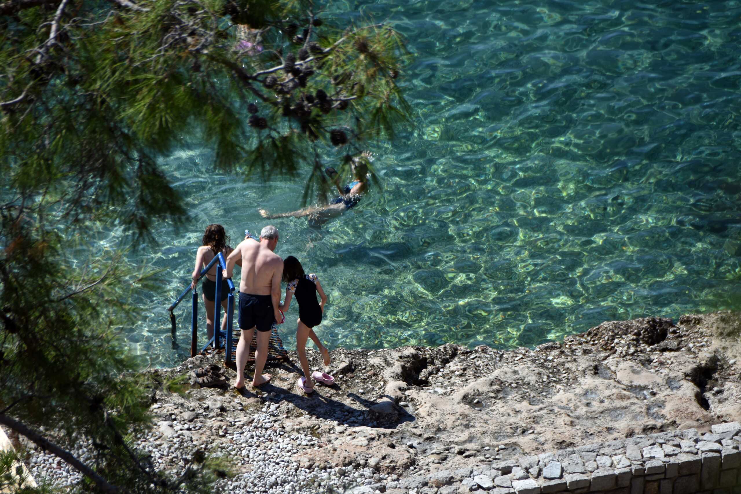 ΑΡΓΟΛΙΔΑ- ΚΑΛΟΚΑΙΡΙΑ ΚΑΙ ΜΠΑΝΙΟ ΣΤΗΝ ΠΑΡΑΛΙΑ ΤΗΣ ΑΡΒΑΝΙΤΙΑΣ ΣΤΟ ΝΑΥΠΛΙΟ. (ΒΑΣΙΛΗΣ ΠΑΠΑΔΟΠΟΥΛΟΣ)