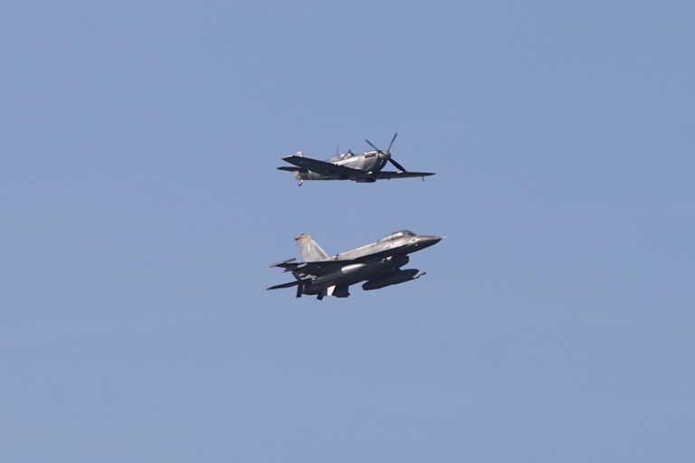 To F-16 της Ομάδας «ΖΕΥΣ» και το θρυλικό Spitfire πέταξαν στη Θεσσαλονίκη