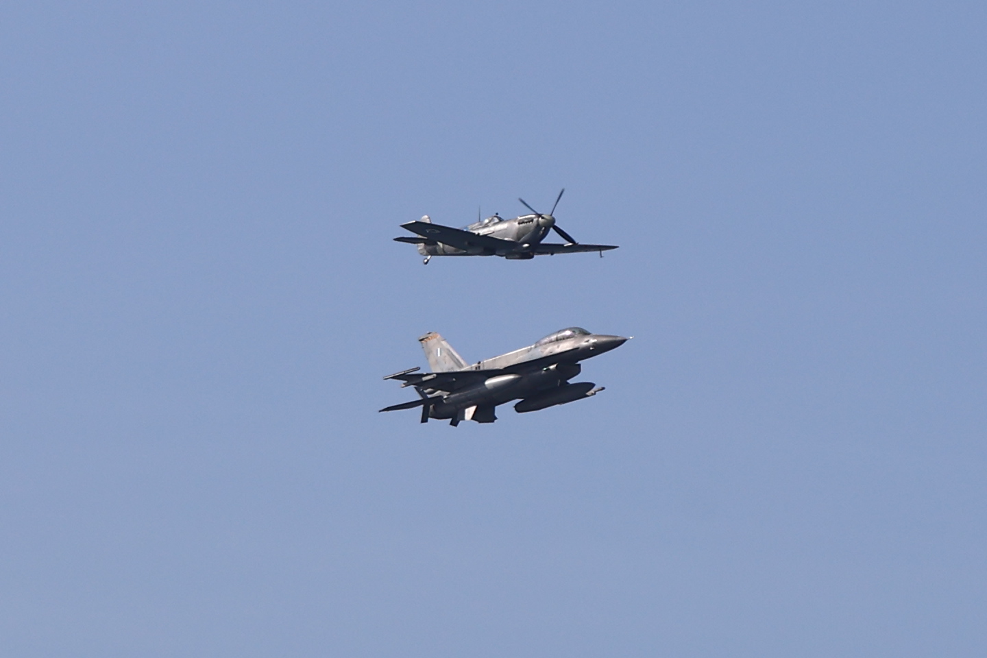 28η Οκτωβρίου: To F-16 της Ομάδας «ΖΕΥΣ» και το θρυλικό Spitfire πέταξαν στη Θεσσαλονίκη