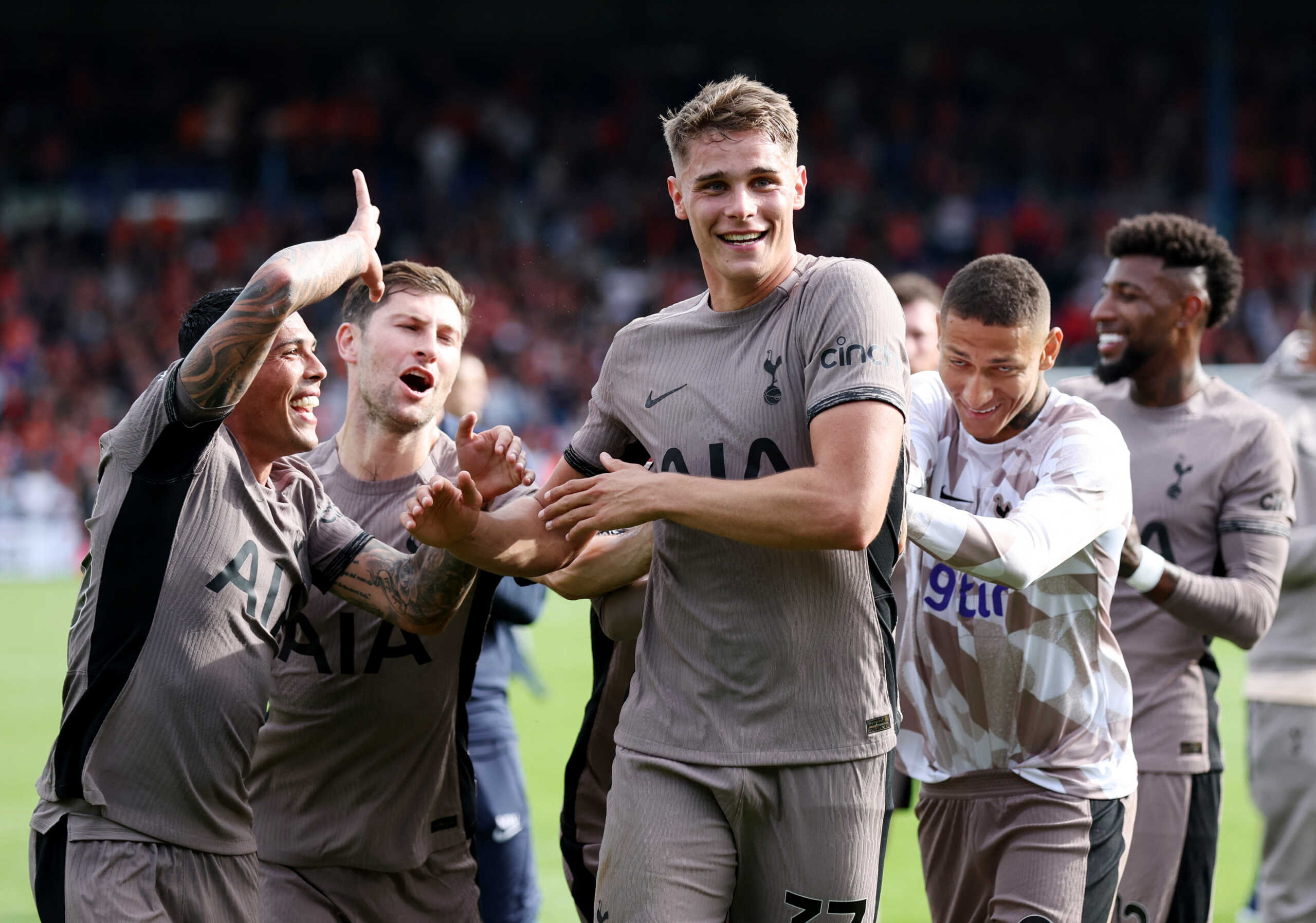 Soccer Football - Premier League - Luton Town v Tottenham Hotspur - Kenilworth Road, Luton, Britain - October 7, 2023 Tottenham Hotspur's Micky van de Ven celebrates with teammates after the match REUTERS