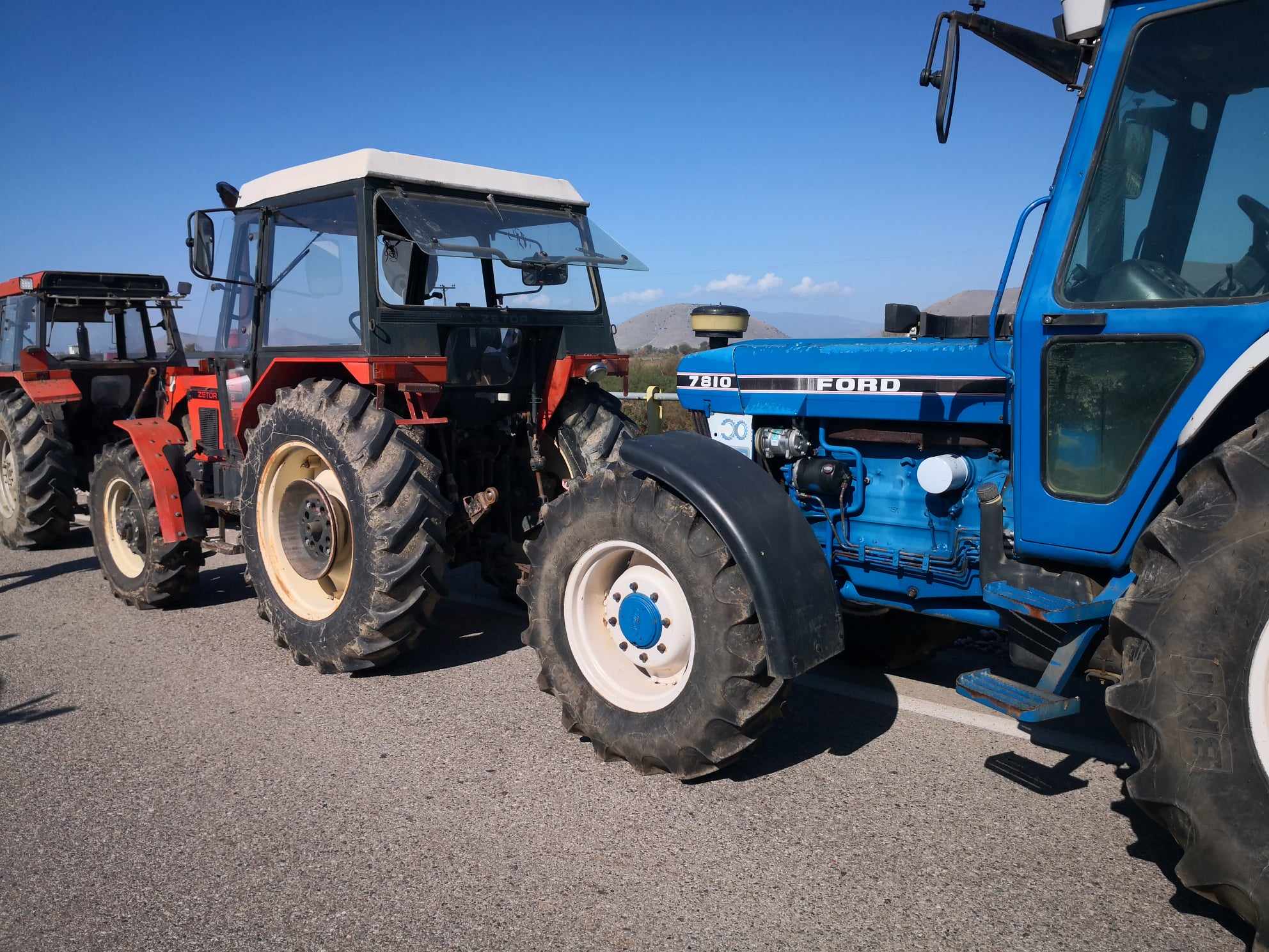 Θεσσαλία: Αγρότες με τα τρακτέρ στους δρόμους – «Είμαστε σε απόγνωση μετά την καταστροφή»