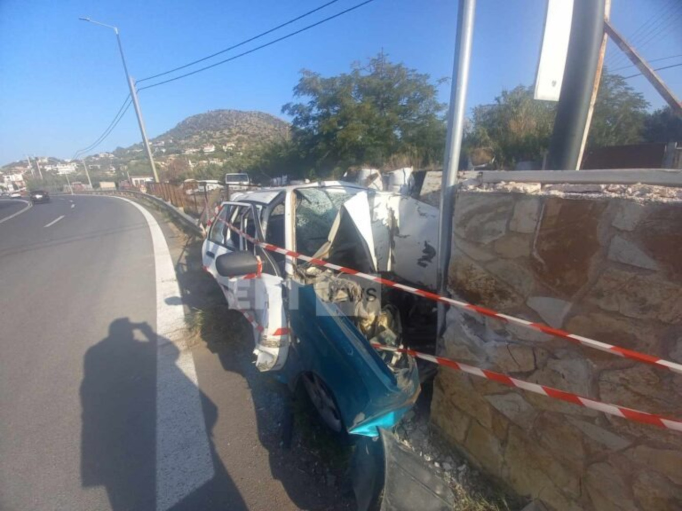 Τροχαίο στην Αθηνών – Σουνίου: Αυτοκίνητο καρφώθηκε σε τοίχο και έγινε σμπαράλια
