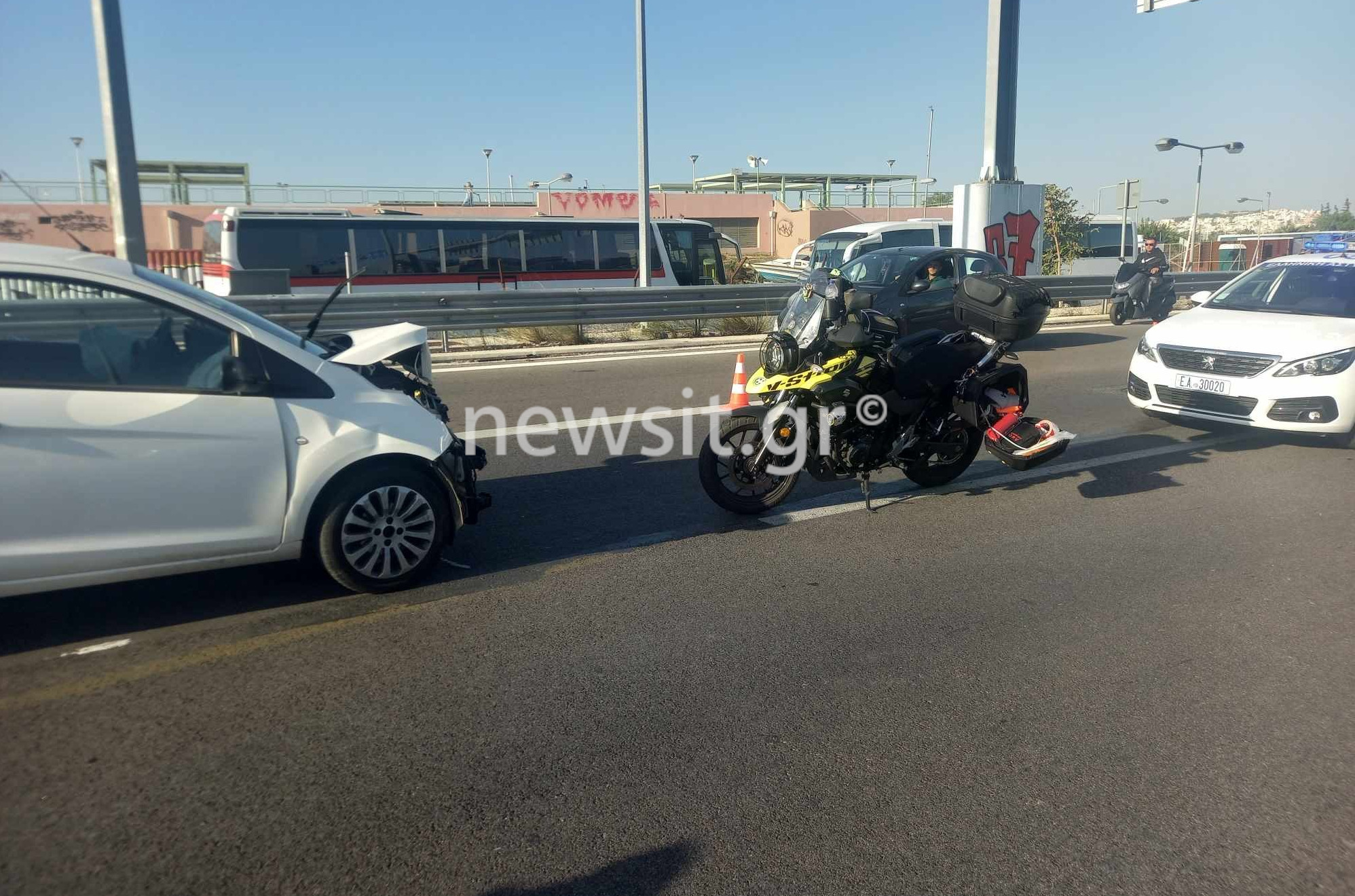 Τροχαίο στην παραλιακή: Σοκαριστικές εικόνες μπροστά από το «Σταύρος Νιάρχος» – Αυτοκίνητα σμπαράλια