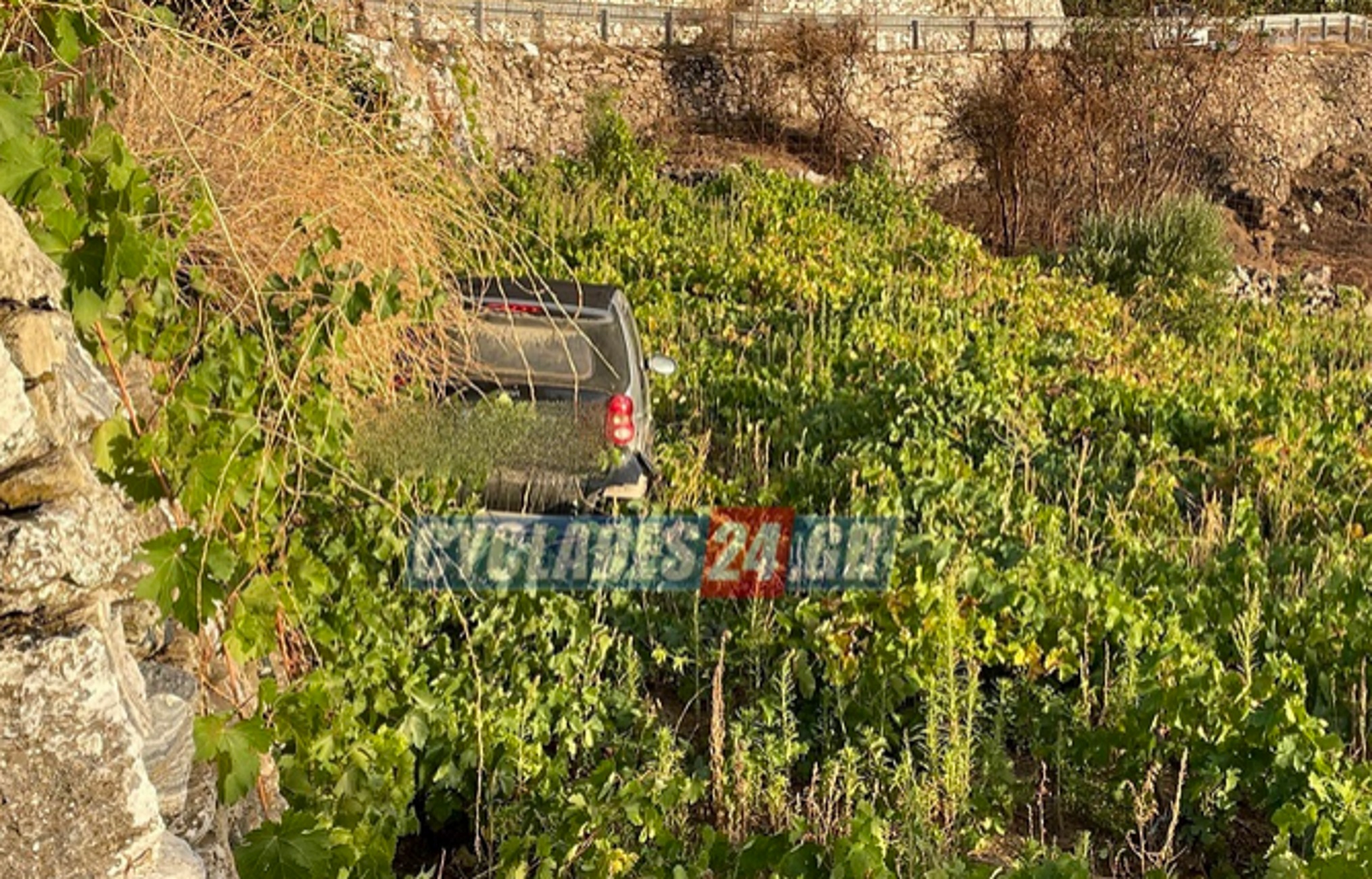 Νάξος: Τροχαίο με την οδηγό να βγαίνει αλώβητη από την πτώση του αυτοκινήτου σε χωράφι