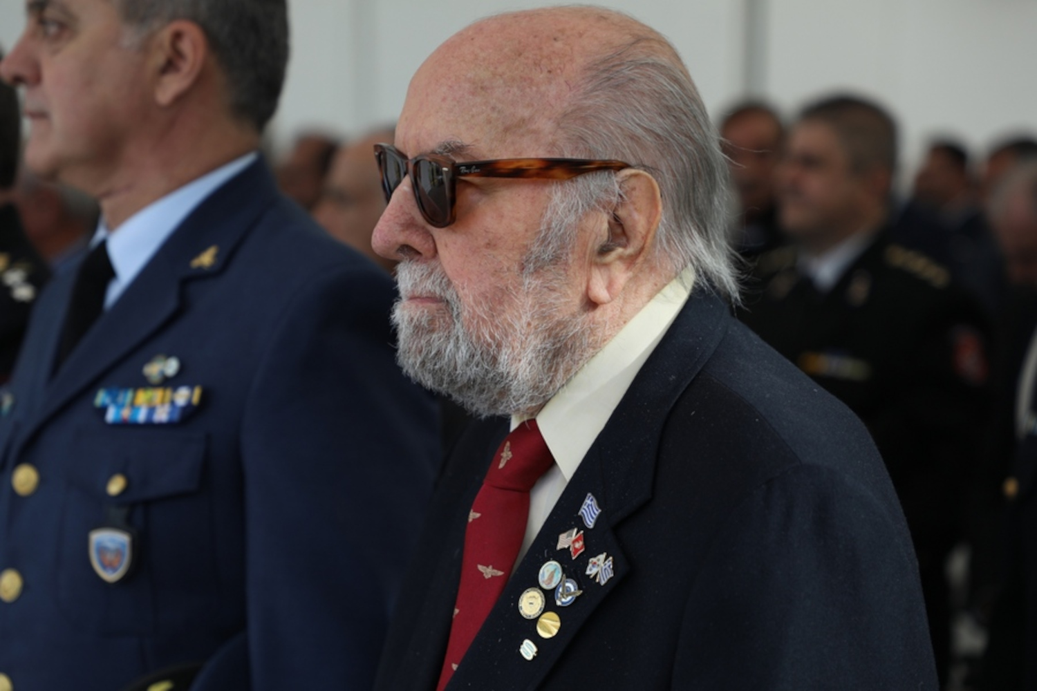 (ÎÝíç Äçìïóßåõóç)  Ï Õöõðïõñãüò ÅèíéêÞò ¢ìõíáò ê. Íéêüëáïò ×áñäáëéÜò (äåí åéêïíßæåôáé) ðáñáâñÝèçêå ÷èåò Ôñßôç 22 Íïåìâñßïõ 2022, óôçí åðåôåéáêÞ åêäÞëùóç åïñôáóìïý ôùí 75 åôþí áðü ôçí ßäñõóç ôçò 355 Ìïßñáò Ôáêôéêþí Ìåôáöïñþí (ÌÔÌ), ç ïðïßá äéïñãáíþèçêå áðü ôï Ãåíéêü Åðéôåëåßï Áåñïðïñßáò êáé ðñáãìáôïðïéÞèçêå óôçí Ýäñá ôçò 112 ÐôÝñõãáò ÌÜ÷çò, óôçí ÁåñïðïñéêÞ ÂÜóç Åëåõóßíáò. ÊáôÜ ôçí åêäÞëùóç ôåëÝóôçêå Äïîïëïãßá, áíÜãíùóç ÇìåñÞóéáò ÄéáôáãÞò áðü ôïí ÄéïéêçôÞ ôçò Ìïßñáò ÁíôéóìÞíáñ÷ï (É) Çëßá Âåëïýäï, óôáôéêÞ Ýêèåóç áåñïóêáöþí ôçò 355 ÌÔÌ, êáèþò êáé åðßäïóç áíáìíçóôéêþí óå äéáôåëÝóáíôåò ÄéïéêçôÝò ôçò. Ôçí åêäÞëùóç ôßìçóå ìå ôçí ðáñïõóßá ôïõ ï ÂåôåñÜíïò ÁíôéóìÞíáñ÷ïò (É) å.á Áêñéâüò ÔóïëÜêçò, ï ïðïßïò ôï 1950 ìåôÜ ôçí ïñêùìïóßá ôïõ ùò ÉðôÜìåíïò ôïðïèåôÞèçêå áñ÷éêÜ óôçí 335Ì, åíþ áðü ôï 1951 Ýùò êáé ôï 1953 óõììåôåß÷å óå åêáôüí åîÞíôá ðïëåìéêÝò áðïóôïëÝò ìå ôï 13ï ÓìÞíïò, óôïí ðüëåìï ôçò ÊïñÝáò. Ðáñüíôåò óôçí åêäÞëùóç Þôáí åðßóçò ï ÐñÝóâçò ôçò Äçìïêñáôßáò ôçò ÊïñÝáò óôçí ÅëëÜäá ê. Jung Il Lee, ïé Áñ÷çãïß ÃÅÁ ÁíôéðôÝñáñ÷ïò (É) ÈåìéóôïêëÞò ÌðïõñïëéÜò êáé Ðõñïóâåóôéêïý Óþìáôïò ÁíôéóôñÜôçãïò Ð.Ó. ÁëÝîéïò ÑÜðáíïò, áíôéðñïóùðåßá óôåëå÷þí ôùí Åíüðëùí ÄõíÜìåùí êáé ôùí ÓùìÜôùí Áóöáëåßáò, êáèþò êáé åí áðïóôñáôåßá áíþôáôïé êáé áíþôåñïé Áîéùìáôéêïß ôçò ÐïëåìéêÞò Áåñïðïñßáò. ÔåôÜñôç 23 Íïåìâñßïõ 2022. ÁÐÅ-ÌÐÅ