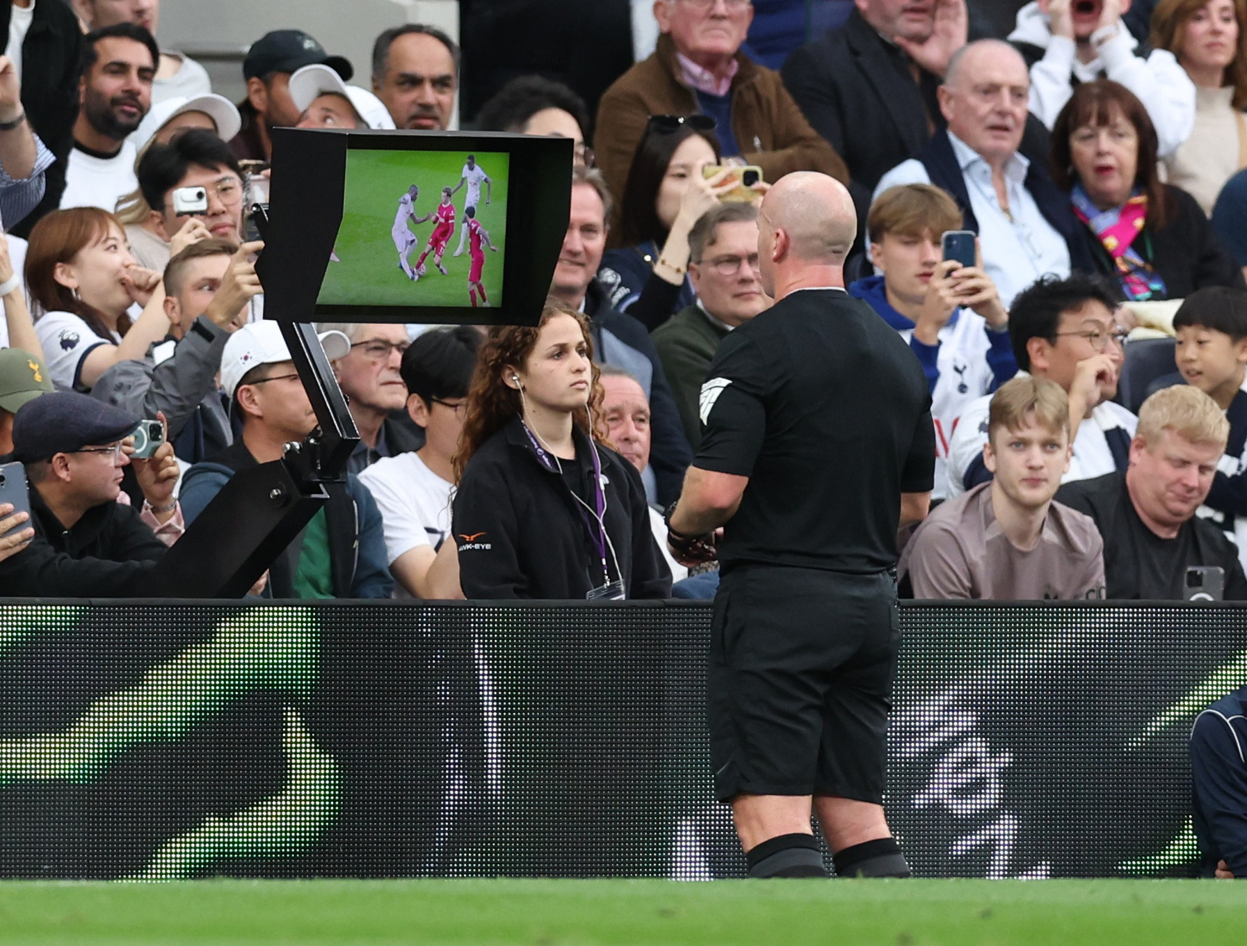 Soccer Football - Premier League - Tottenham Hotspur v Liverpool - Tottenham Hotspur Stadium, London, Britain - September 30, 2023 Referee Simon Hooper looks at the VAR monitor before giving Liverpool's Curtis Jones a red card REUTERS