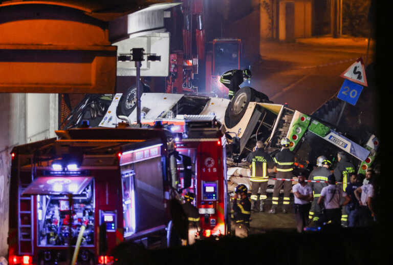 «Το κιγκλίδωμα ήταν παλιό και σκουριασμένο» - Αναζητούν τα αίτια της τραγωδίας με την πτώση του λεωφορείου στην Ιταλία