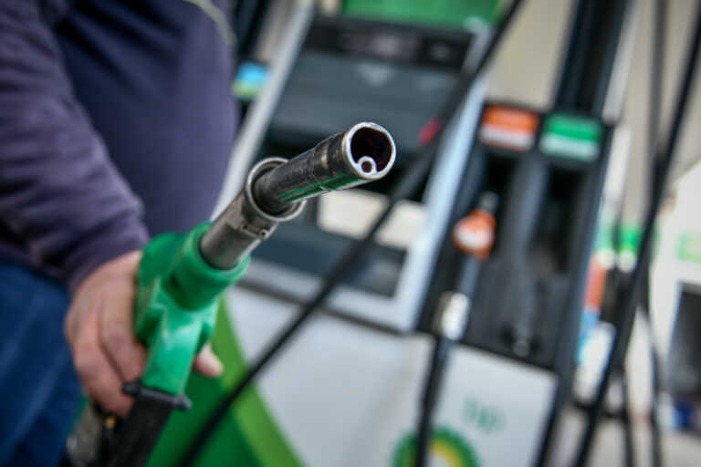 Γιατί πληρώνουμε ακριβότερα καύσιμα με την ίδια τιμή αργού πετρελαίου