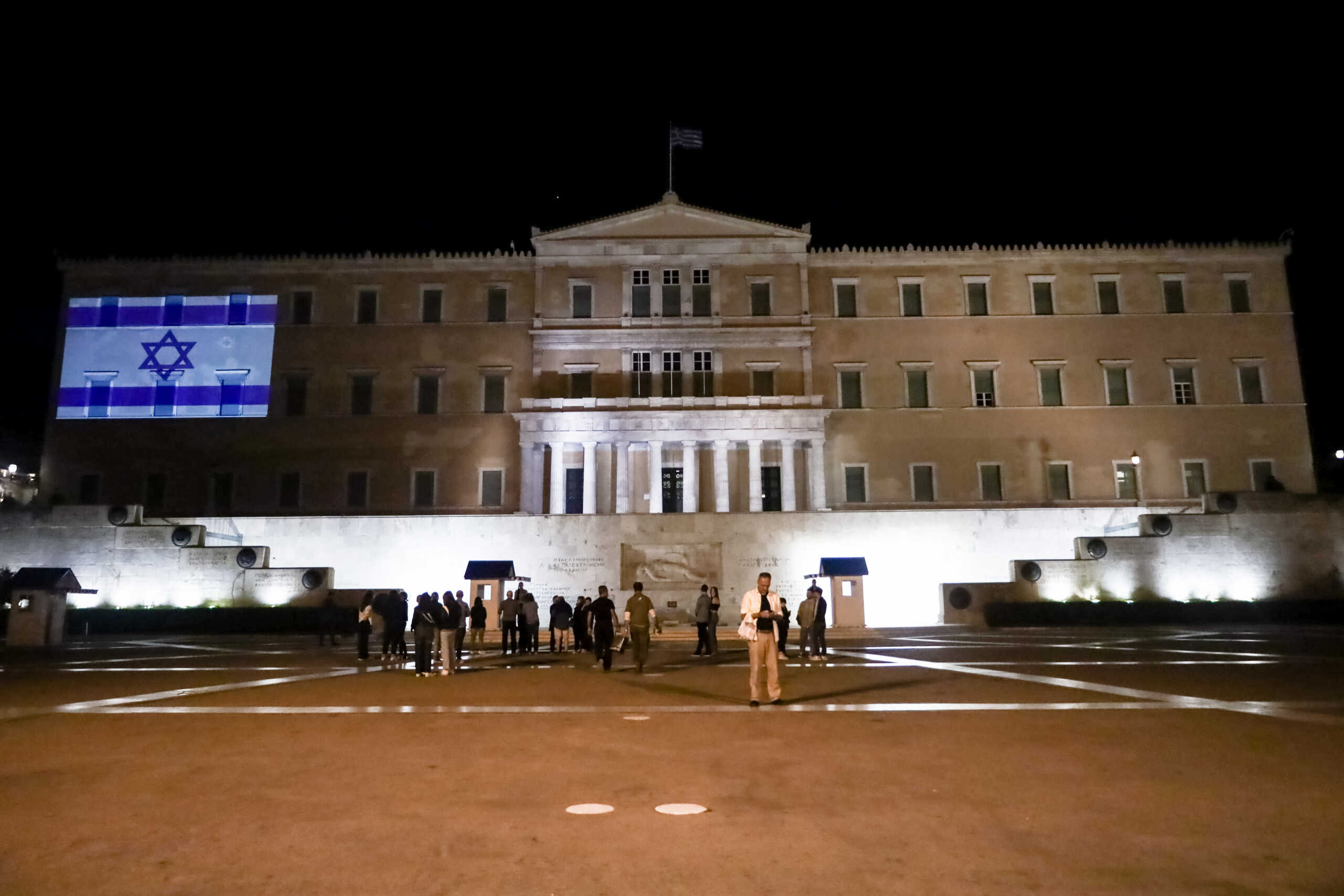 Φωταγώγηση του κτηρίου της Βουλής με τα χρώματα της σημαίας του Ισραήλ.  Τετάρτη 11 Οκτωβρίου 2023 (ΚΩΣΤΑΣ ΤΖΟΥΜΑΣ