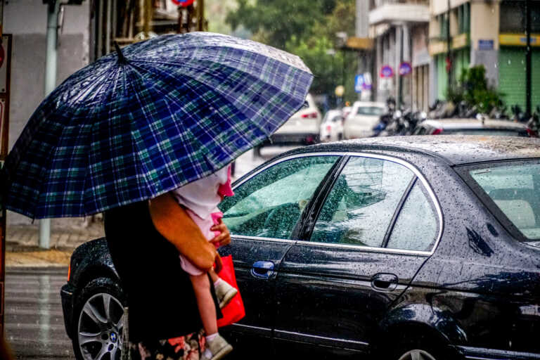 Βροχές και καταιγίδες κατηγορίας 3 αναμένονται σε όλη την Ελλάδα αύριο - Ποιες περιοχές θα επηρεαστούν από μεγάλα ύψη νερού
