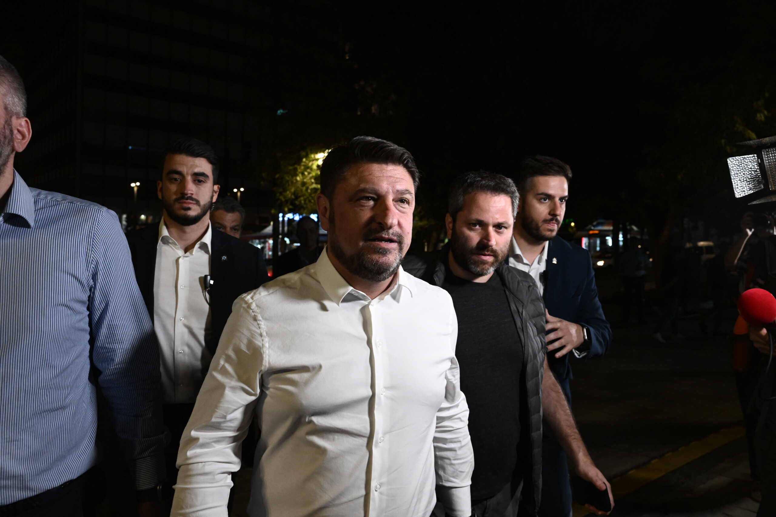 Αποτελέσματα εκλογών στα εκλογικά κέντρα του δημάρχου Αθηναίων και εκ νέου υποψηφίου Κώστα Μπακογιάννη και του υποψηφίου Περιφερειάρχη Αττικής Νίκου Χαρδαλιά, στην πλατεία Συντάγματος, Κυριακή 8 Οκτωβρίου 2023. 
(ΤΑΤΙΑΝΑ ΜΠΟΛΑΡΗ