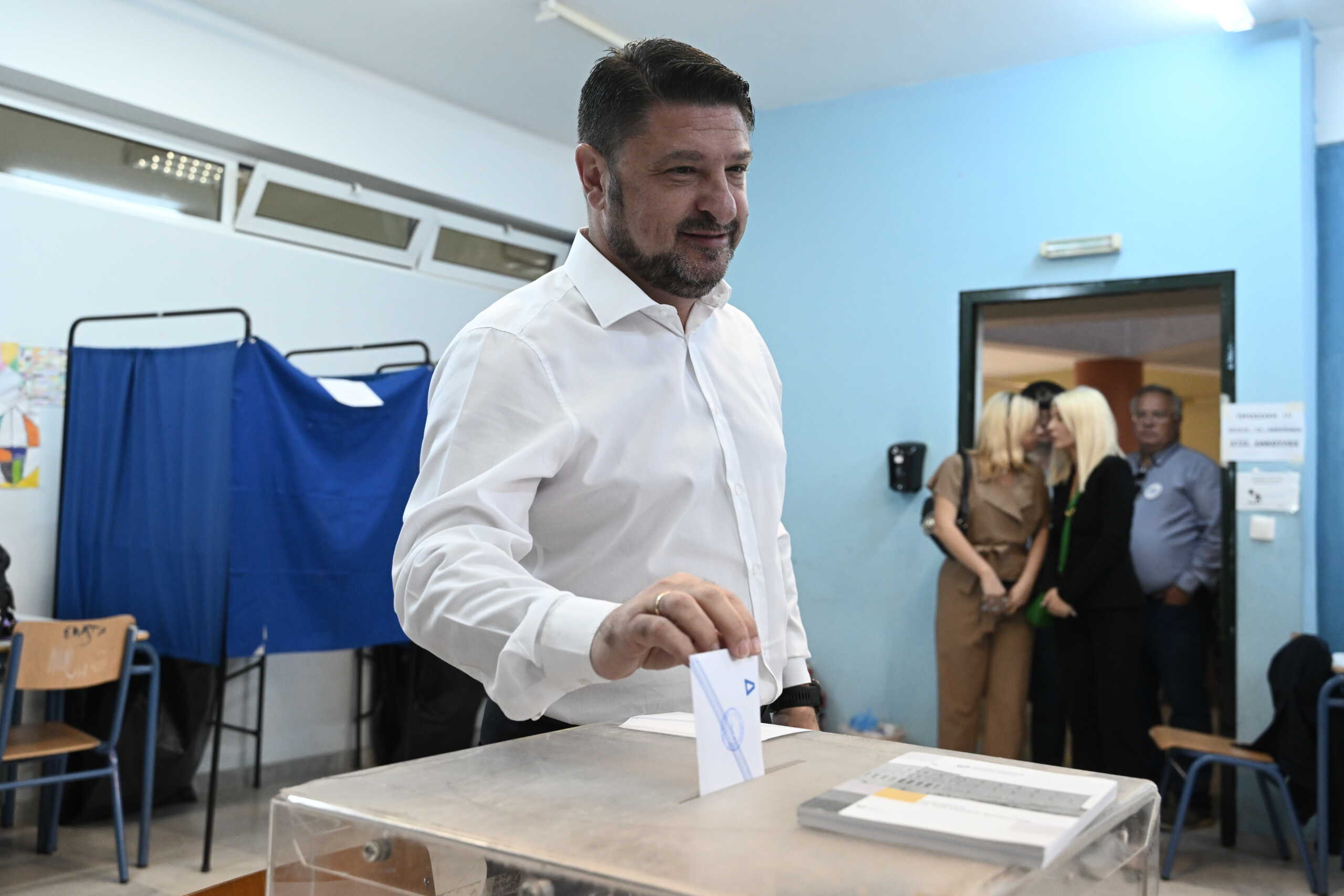 Εκλογές 2023 – Περιφέρεια Αττικής: Ο Νίκος Χαρδαλιάς ψήφισε στον Βύρωνα