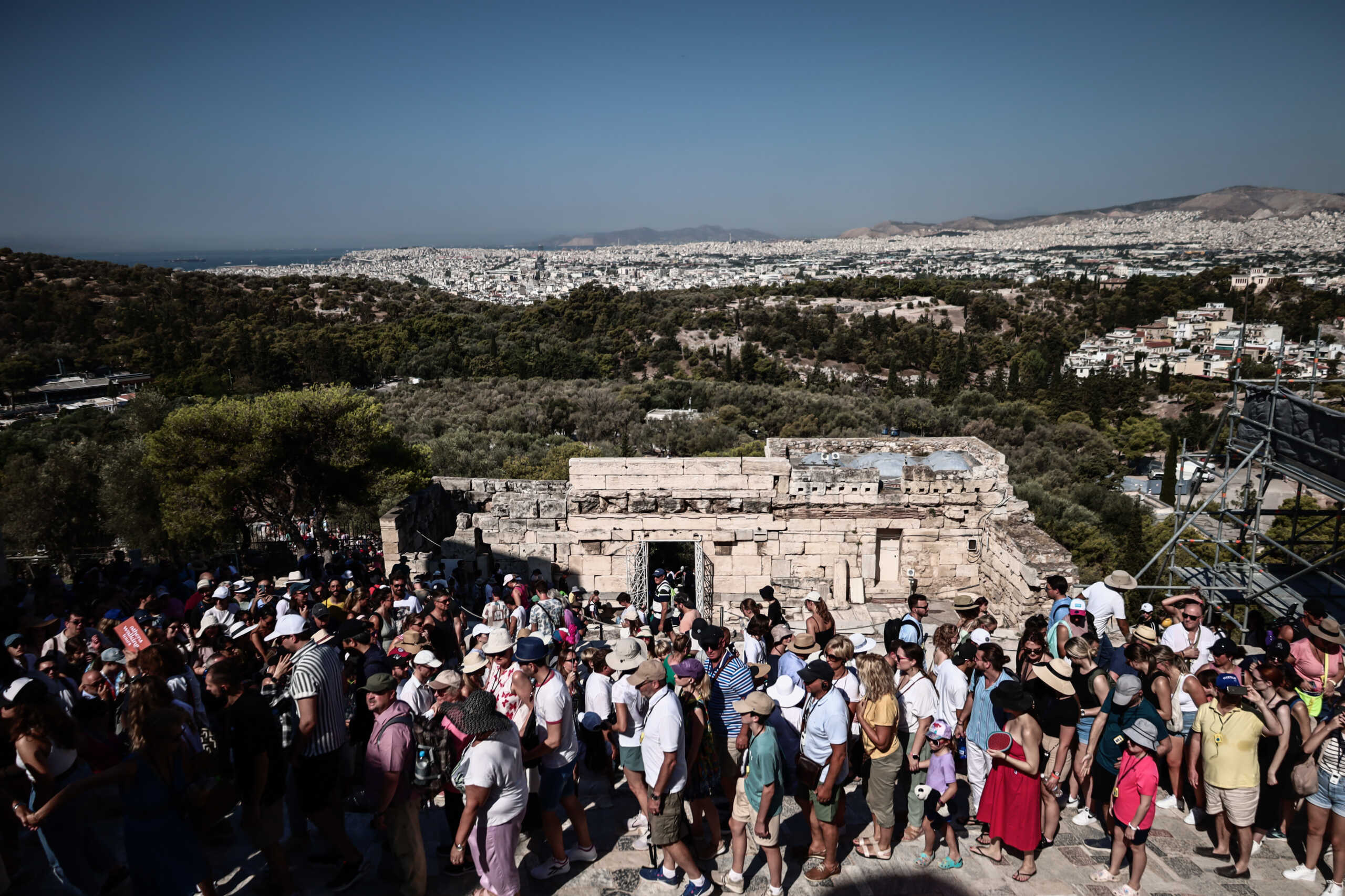 Στιγμιότυπο από την Ακρόπολη, Δευτέρα 31 Ιουλίου 2023. Εκατοντάδες τουρίστες από κάθε γωνιά του πλανήτη που επισκέπτονται τον αρχαιολογικό χώρο της Ακρόπολης. Ο αρχαιολογικός χώρος δέχεται καθημερινά περισσότερους από 17.000 επισκέπτες. 
(ΚΩΣΤΑΣ ΤΖΟΥΜΑΣ