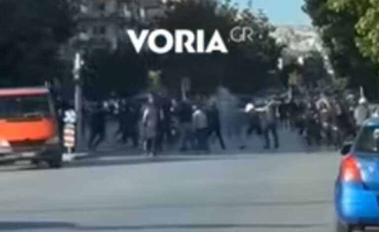 Νέο βίντεο από τη μάχη οπαδών Άρη και ΠΑΟΚ στη Θεσσαλονίκη - Άγρια χτυπήματα μπροστά σε παιδιά