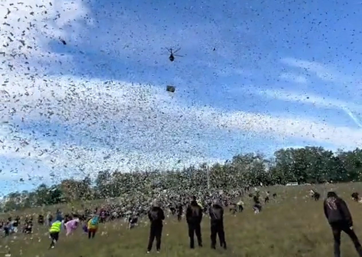 Τσέχος influencer πέταξε 1 εκατομμύριο δολάρια από ελικόπτερο σε όσους συμμετείχαν σε έναν διαγωνισμό