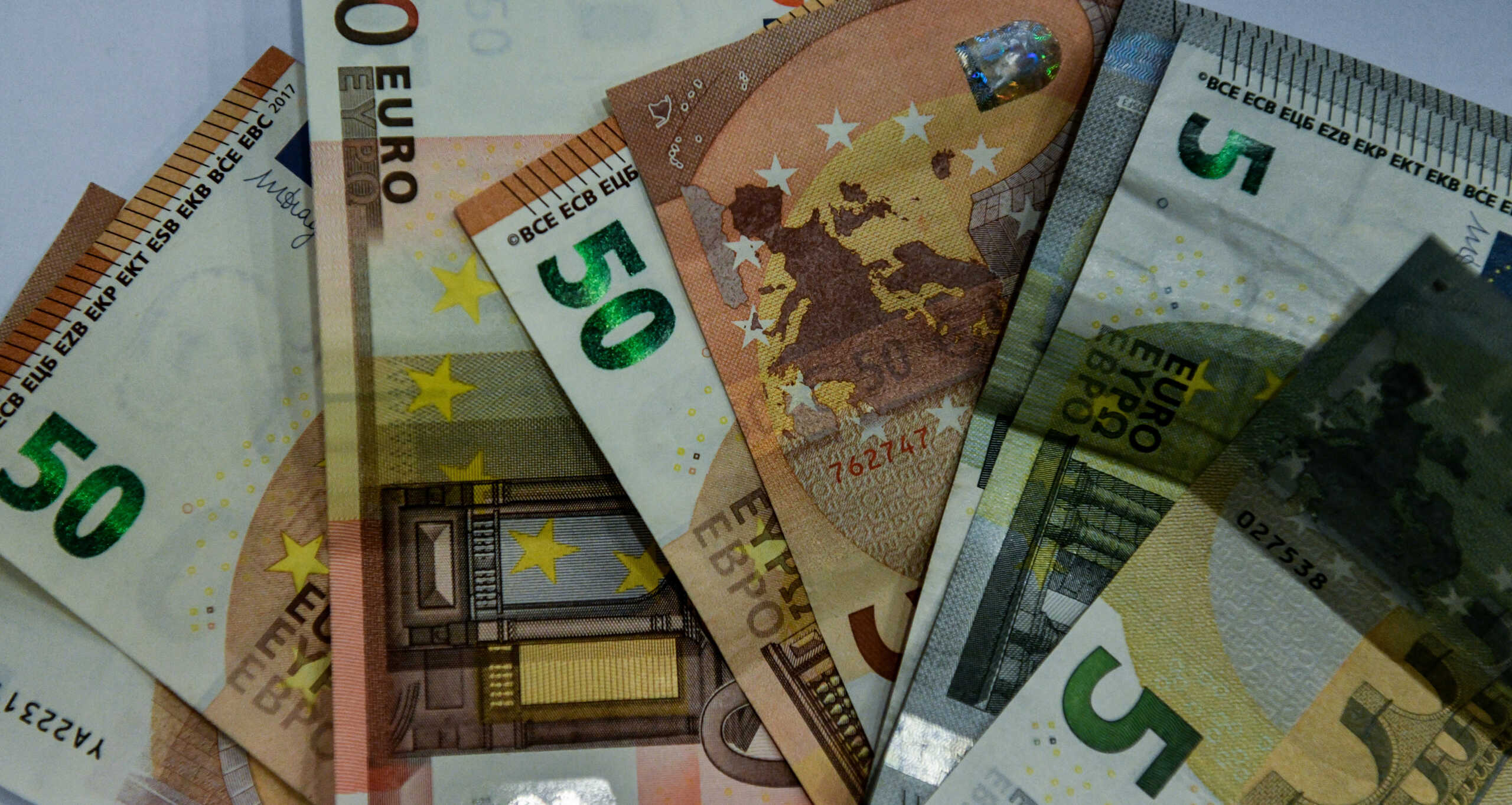 Λογαριασμοί ΔΕΚΟ,ΔΕΗ και ΕΥΔΑΠ και χαρτονομίσματα ευρώ, Πέμπτη 4 Νοεμβρίου 2021  (ΤΑΤΙΑΝΑ ΜΠΟΛΑΡΗ