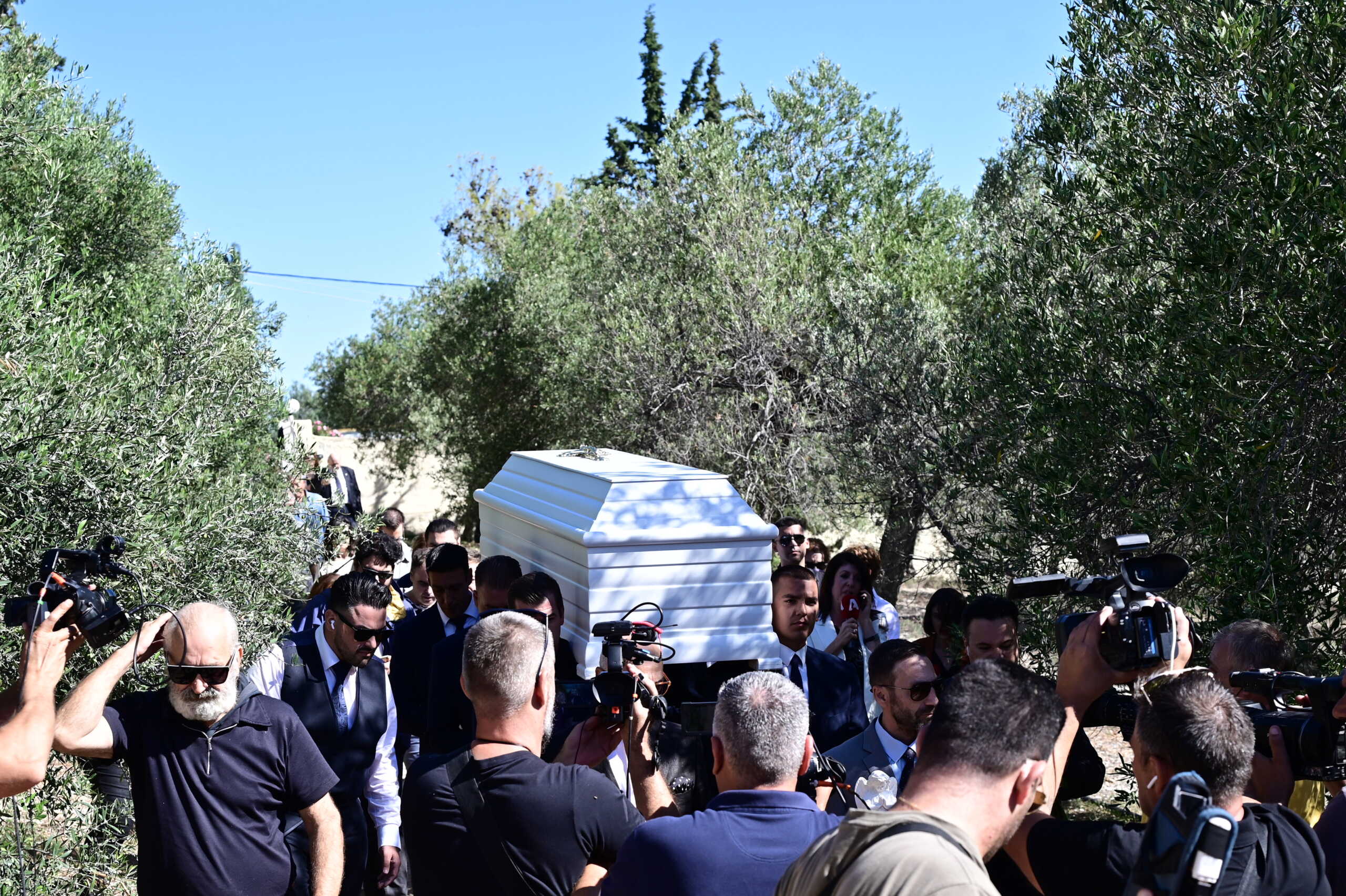 Τελετή για τους φίλους της Μαίρης Χρονοπούλου στο σπίτι της ηθοποιού στην Παιανία,για να την αποχαιρετήσουν πριν την αποτέφρωση της σορού της, Παρασκευή 13 Οκτωβρίου 2023 (ΜΙΧΑΛΗΣ ΚΑΡΑΓΙΑΝΝΗΣ